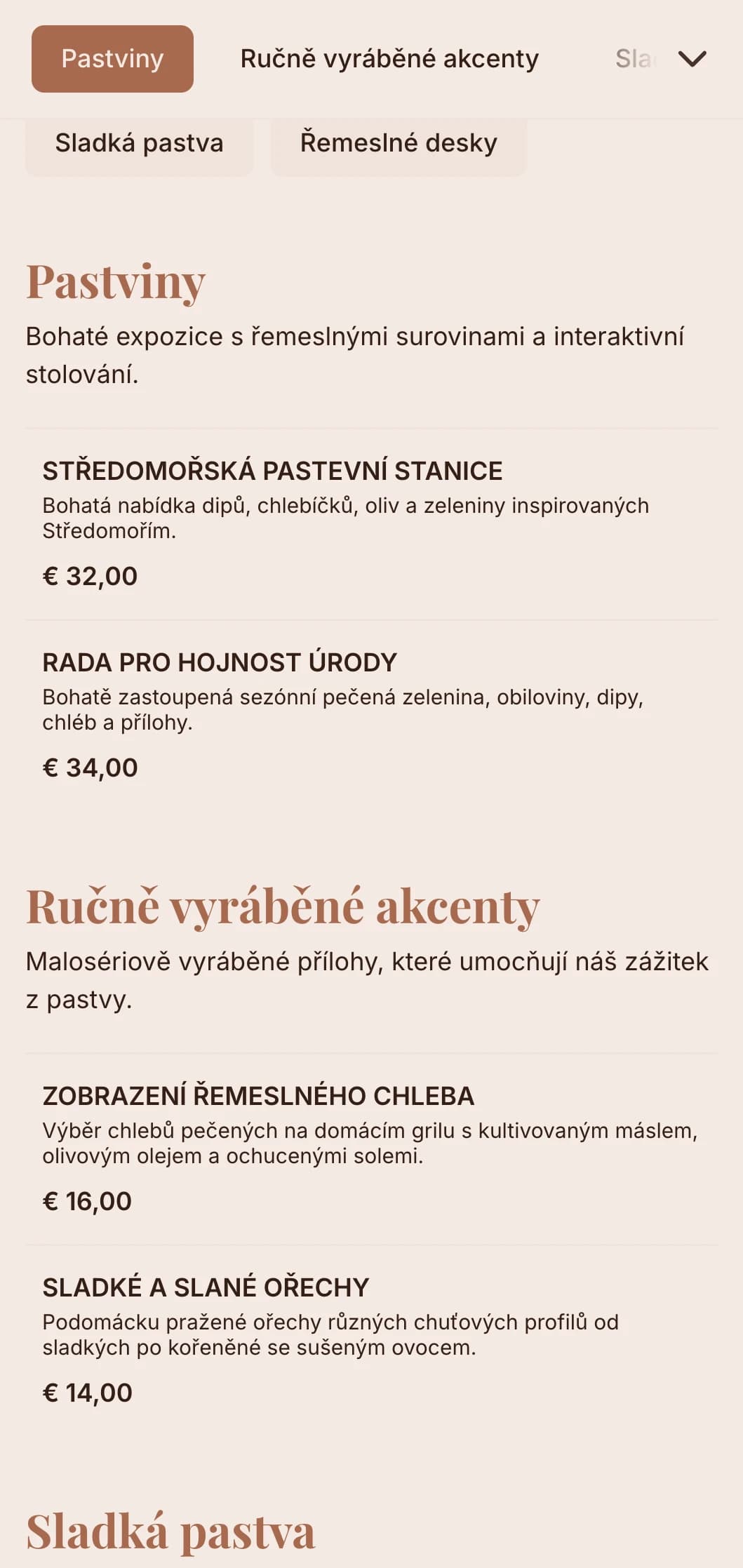 Kreativní stoly a tabule s řemeslnými sýry, uzeninami a ručně vyráběnými přílohami pro společenská setkání.