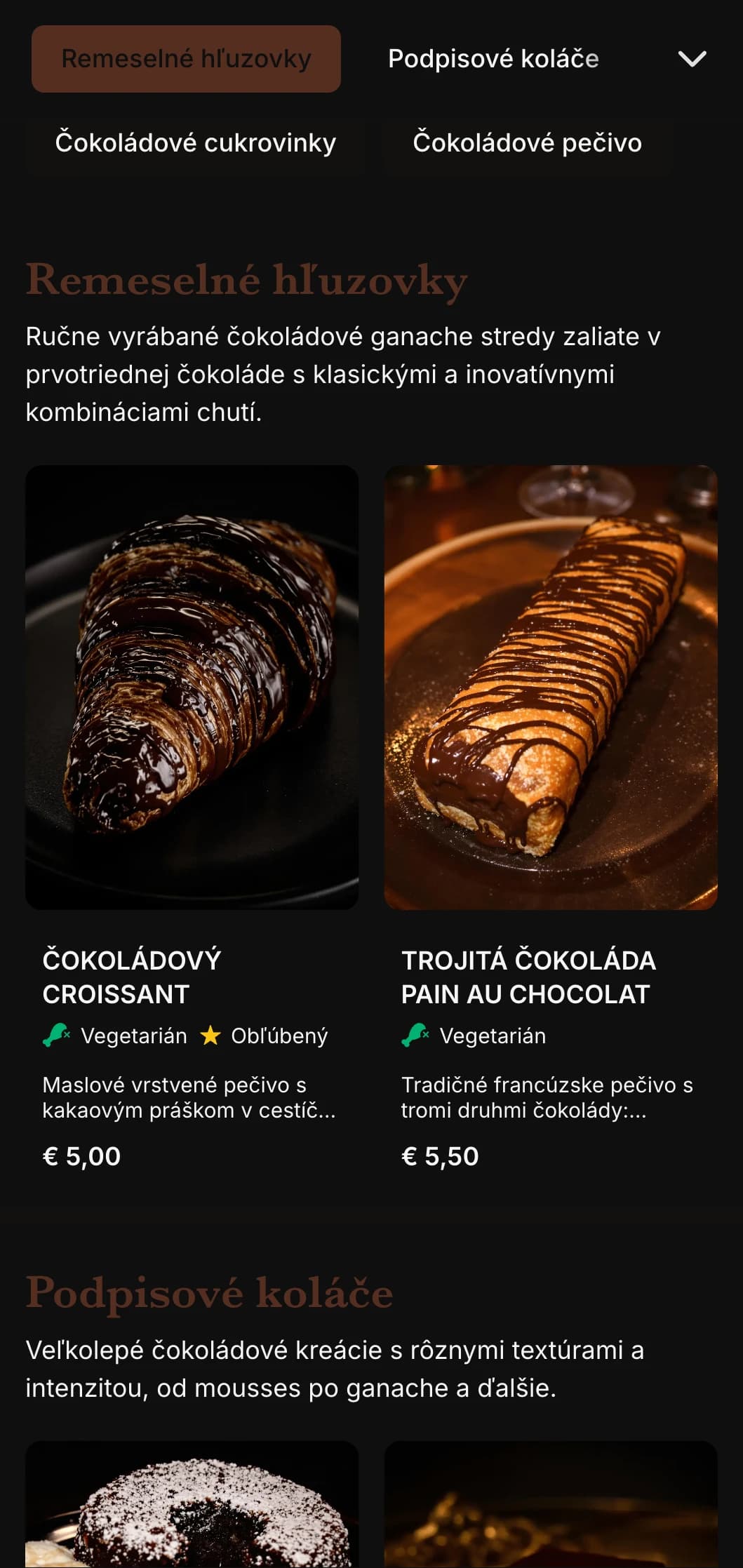 Bohatý, pôžitkársky dizajn jedálneho lístka s tmavými čokoládovo hnedými tónmi a elegantnou typografiou, ideálny pre pekárne zamerané na čokoládu.