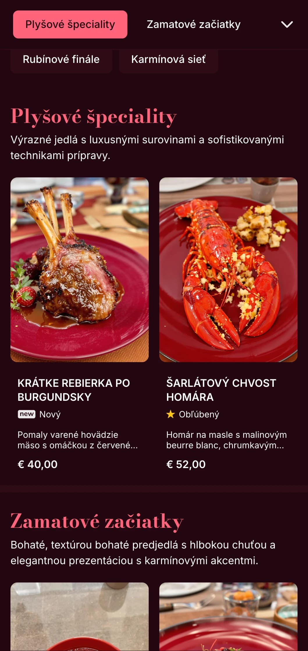 Bohaté, zamatové večerné menu s hlbokými červenými tónmi a jemnou štruktúrou, určené pre intímne zážitky z dobrého stolovania.