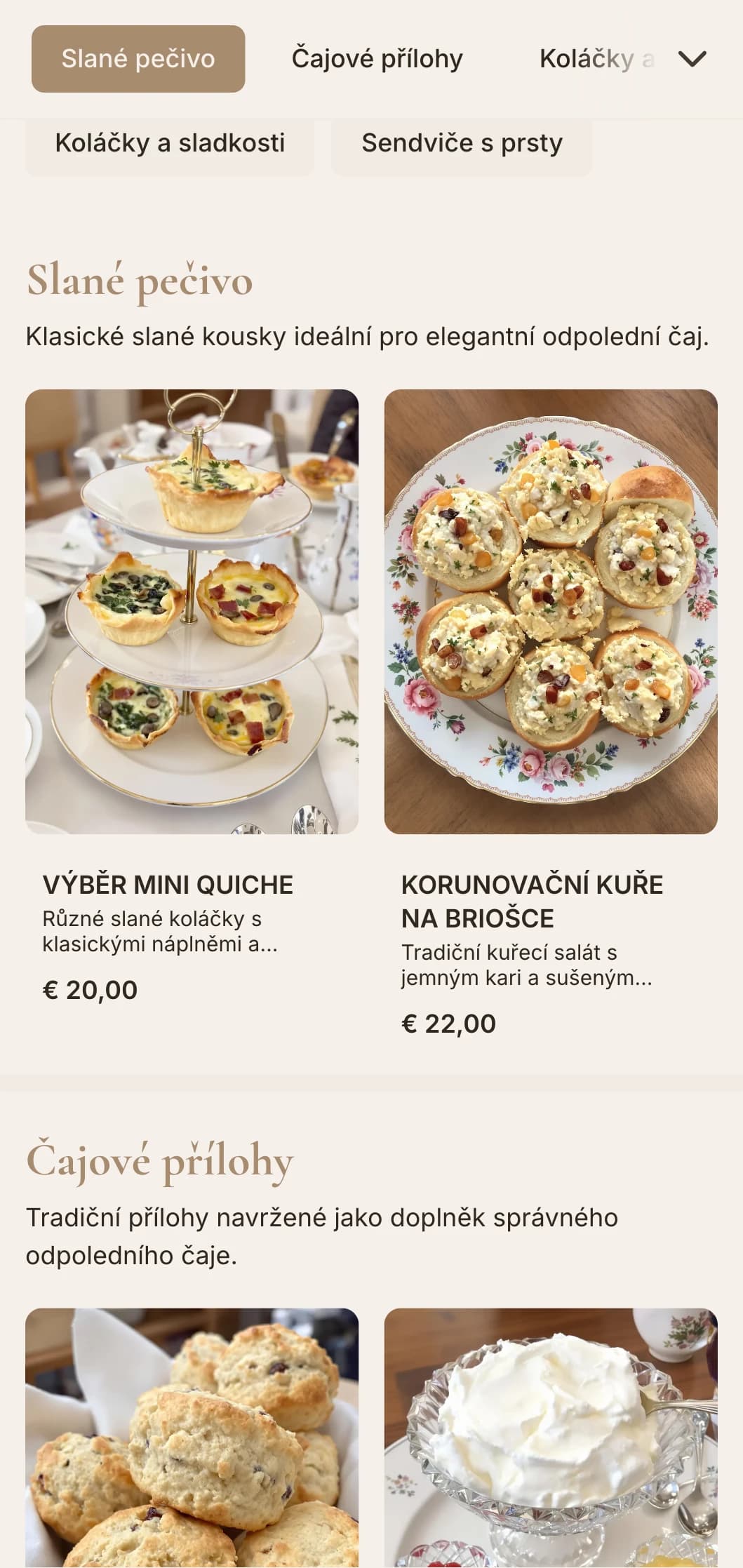 Rafinovaný tradiční čajový servis s chlebíčky, koláčky a drobným pečivem s klasickou prezentací pro elegantní odpolední setkání.