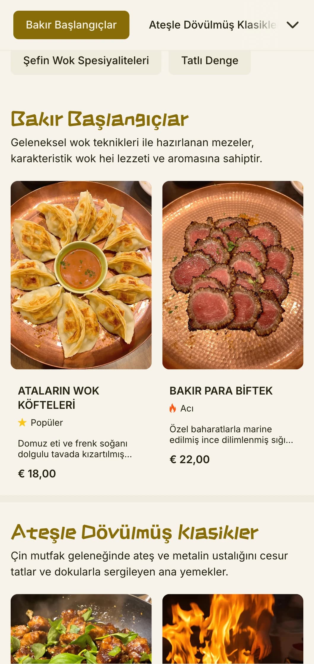 Geleneksel wok yemeklerinden esinlenen sıcak Çin menüsü tasarımı, bakır vurgular ve otantik mutfak unsurları.