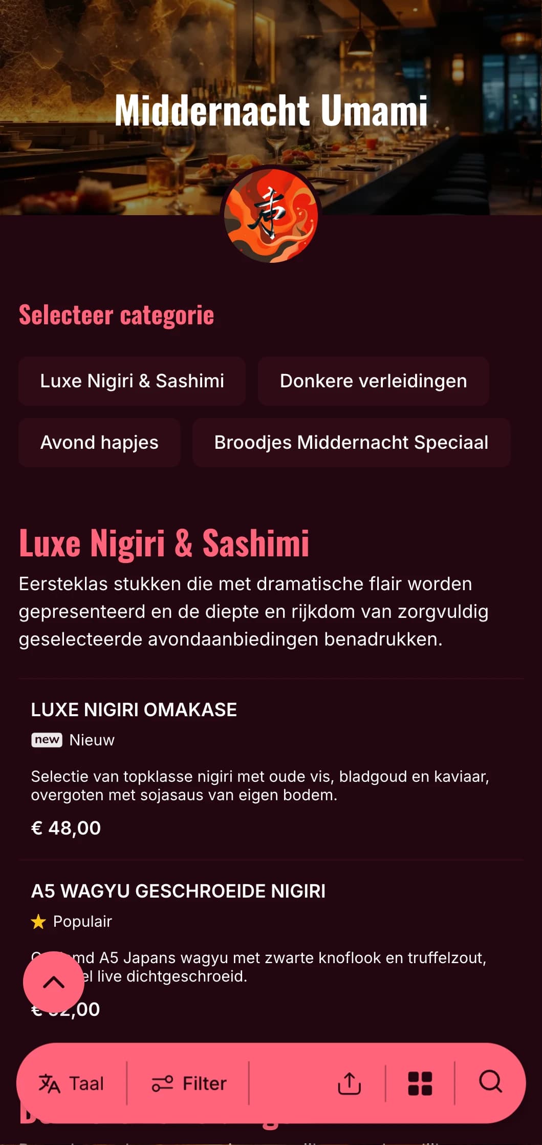 Luxueuze late sushi-ervaring met gedurfde contrasten, met rijk bordeauxrood en heldere accenten tegen een diepe achtergrond.