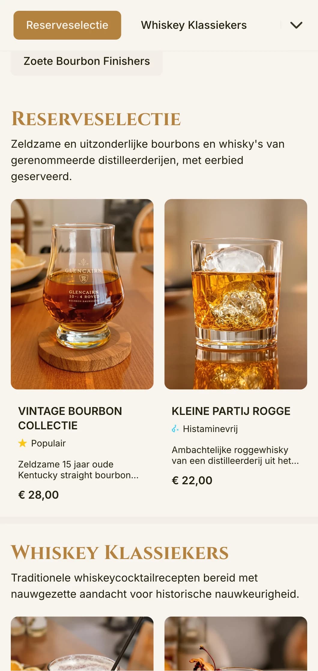 Een elegant, verfijnd ontwerp voor bourbonbars en whiskey lounges met vintage typografie en warme amberkleurige accenten.