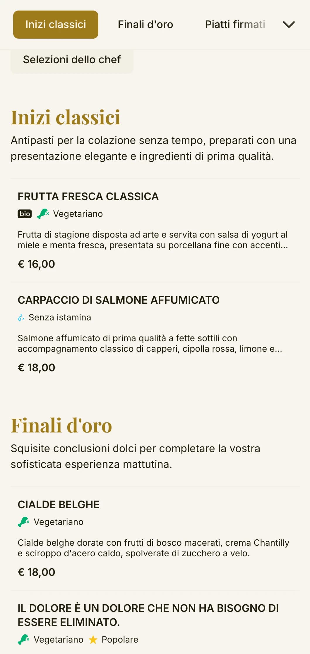 Elegante pranzo mattutino con classici della colazione senza tempo e presentazione raffinata per un inizio sofisticato della giornata.
