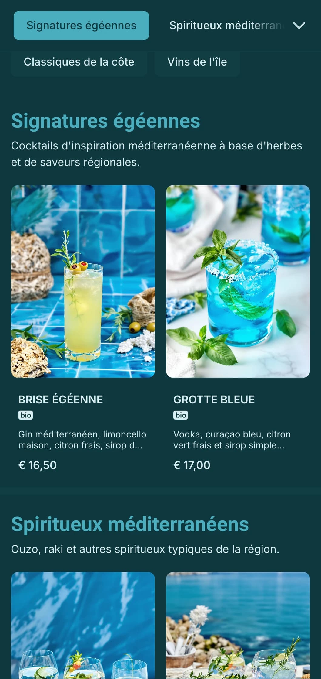 Design bleu rafraîchissant avec des motifs méditerranéens pour les bars de bord de mer.