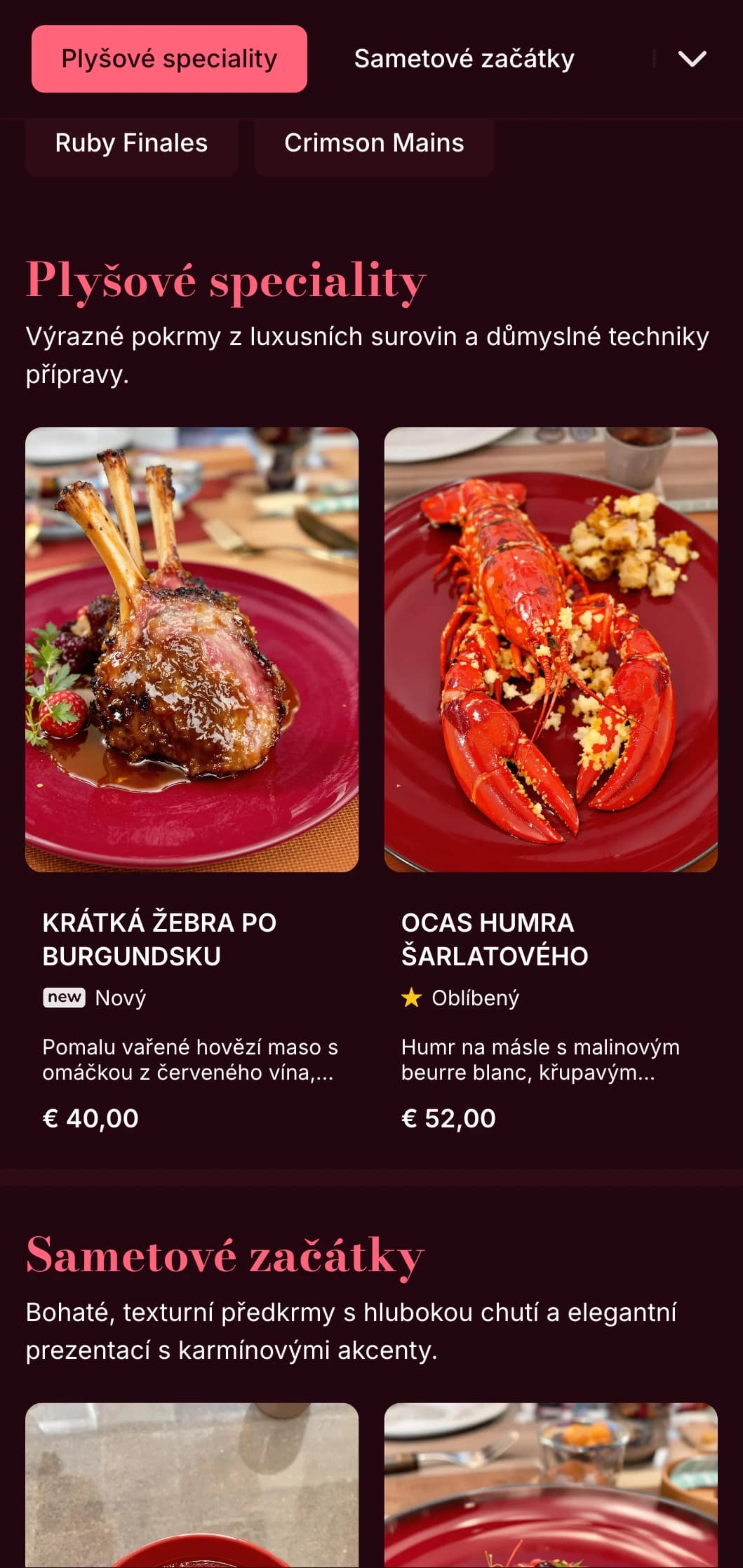Bohaté, sametové menu s tmavě červenými tóny a jemnou strukturou je určeno pro intimní zážitky z dobrého jídla.