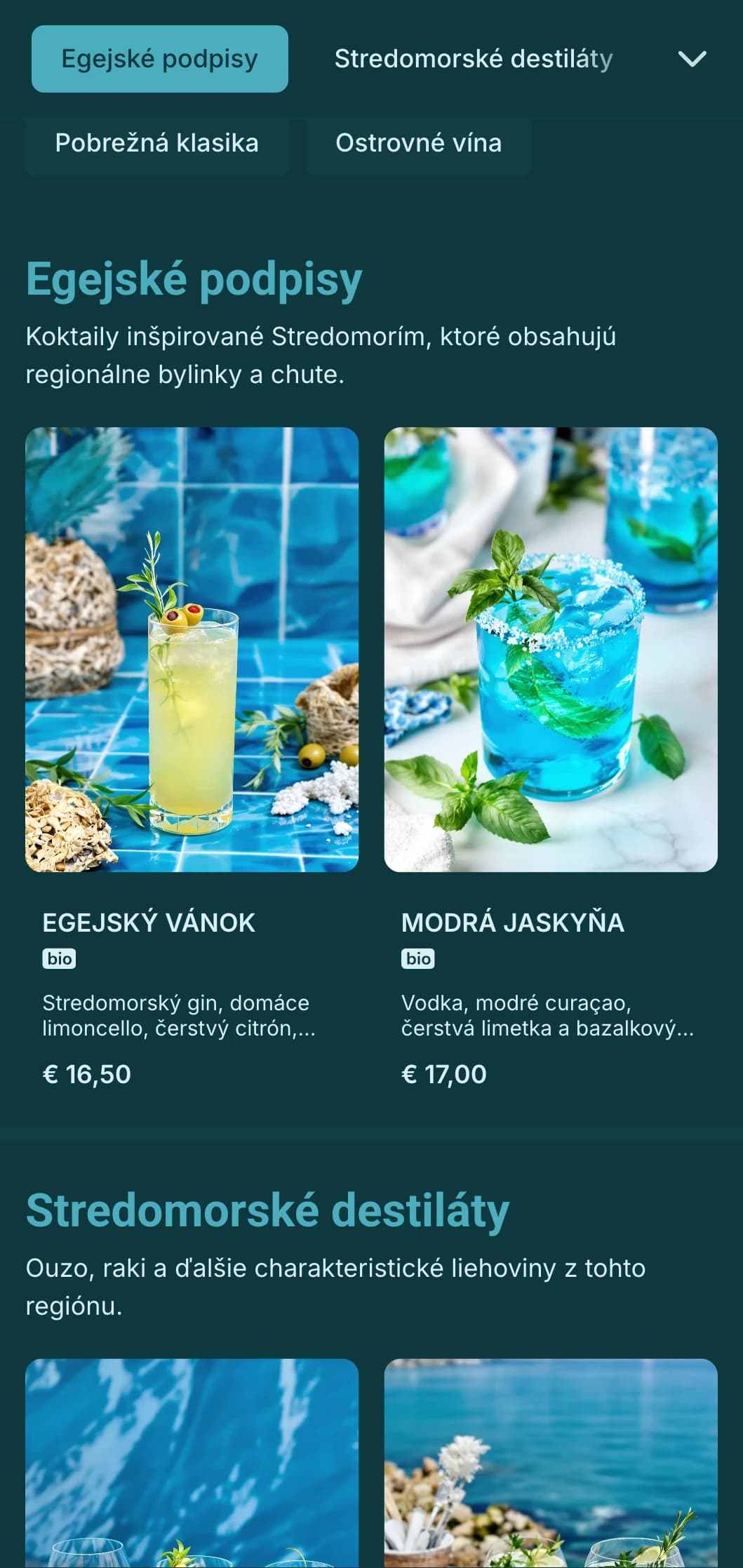 Osviežujúci modrý dizajn so stredomorskými vzormi pre plážové bary.