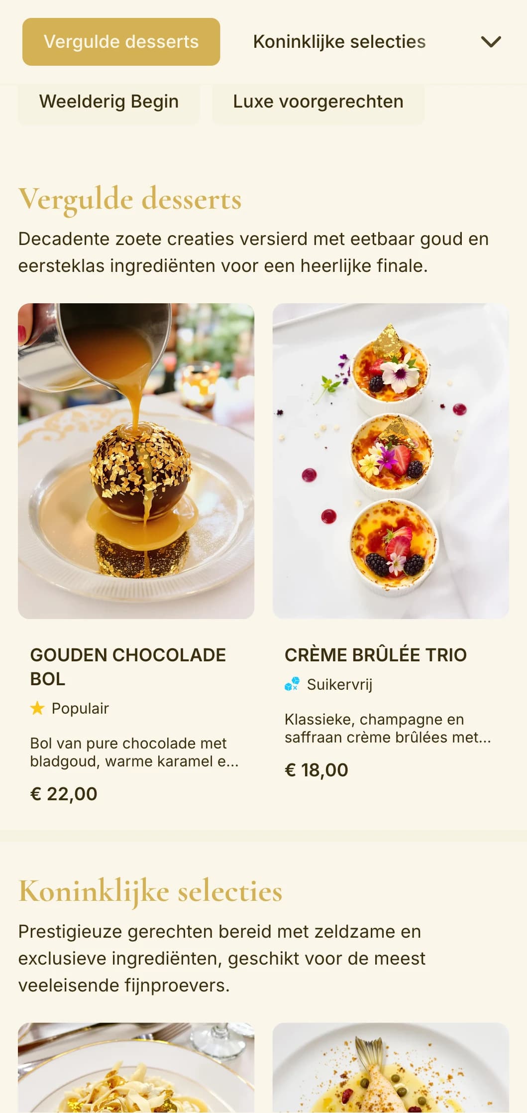 Weelderig ontwerp met goudthema dat luxe en exclusiviteit uitstraalt, perfect voor chique etablissementen en diners bij speciale gelegenheden.