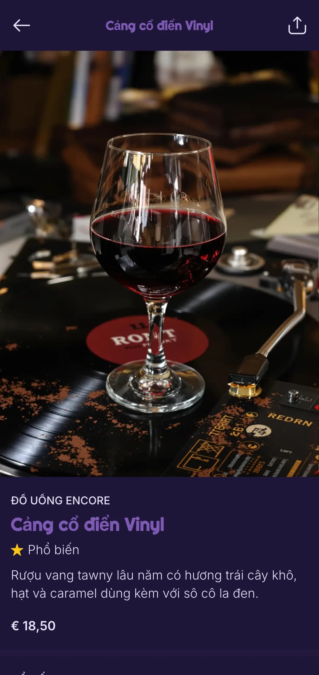 Thiết kế màu tím đậm với các yếu tố âm nhạc nhẹ nhàng cho quán bar rượu whisky có nhạc jazz sống.