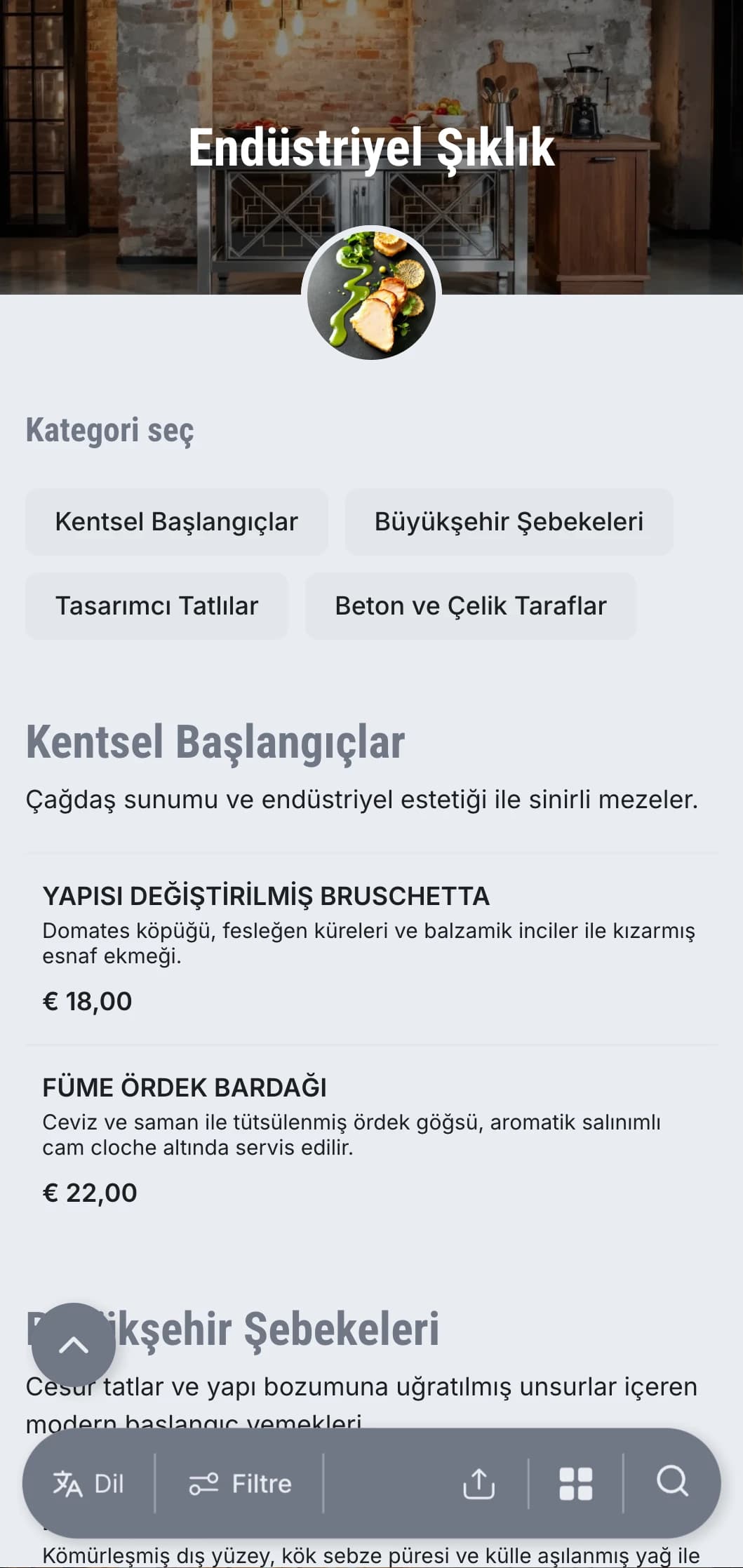 Depo etkinlikleri ve galeri açılışları için modern şehir estetiği, metalik öğeler ve beton dokular içeren ham, sinirli yemek sunumu.