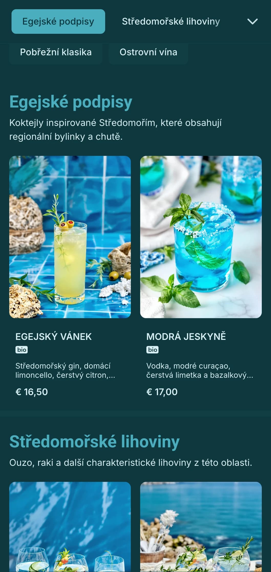Osvěžující modrý design se středomořskými vzory pro plážové bary.