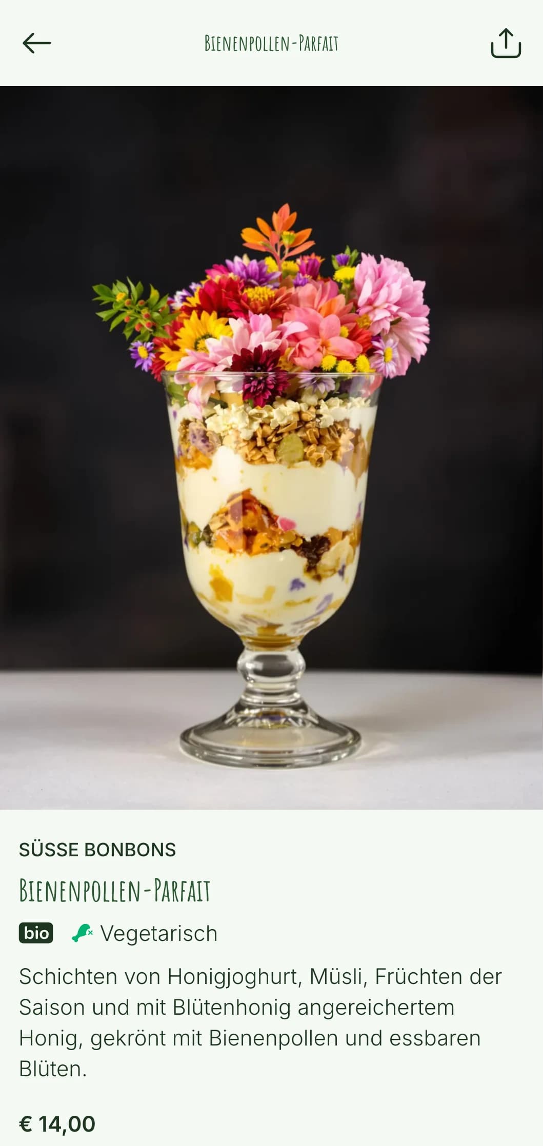 Skurrile Frühstücksauswahl mit Wildblumenhonig, frischen Beeren und rustikalen Elementen.