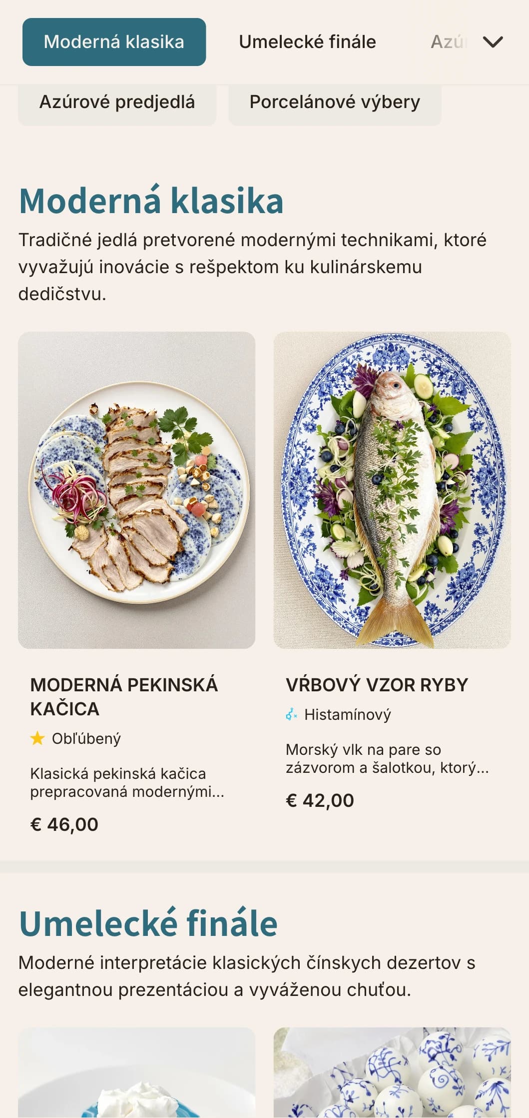 Súčasný dizajn čínskych jedálnych lístkov inšpirovaný modrým a bielym porcelánom s čistými líniami a modernou interpretáciou tradičných vzorov.