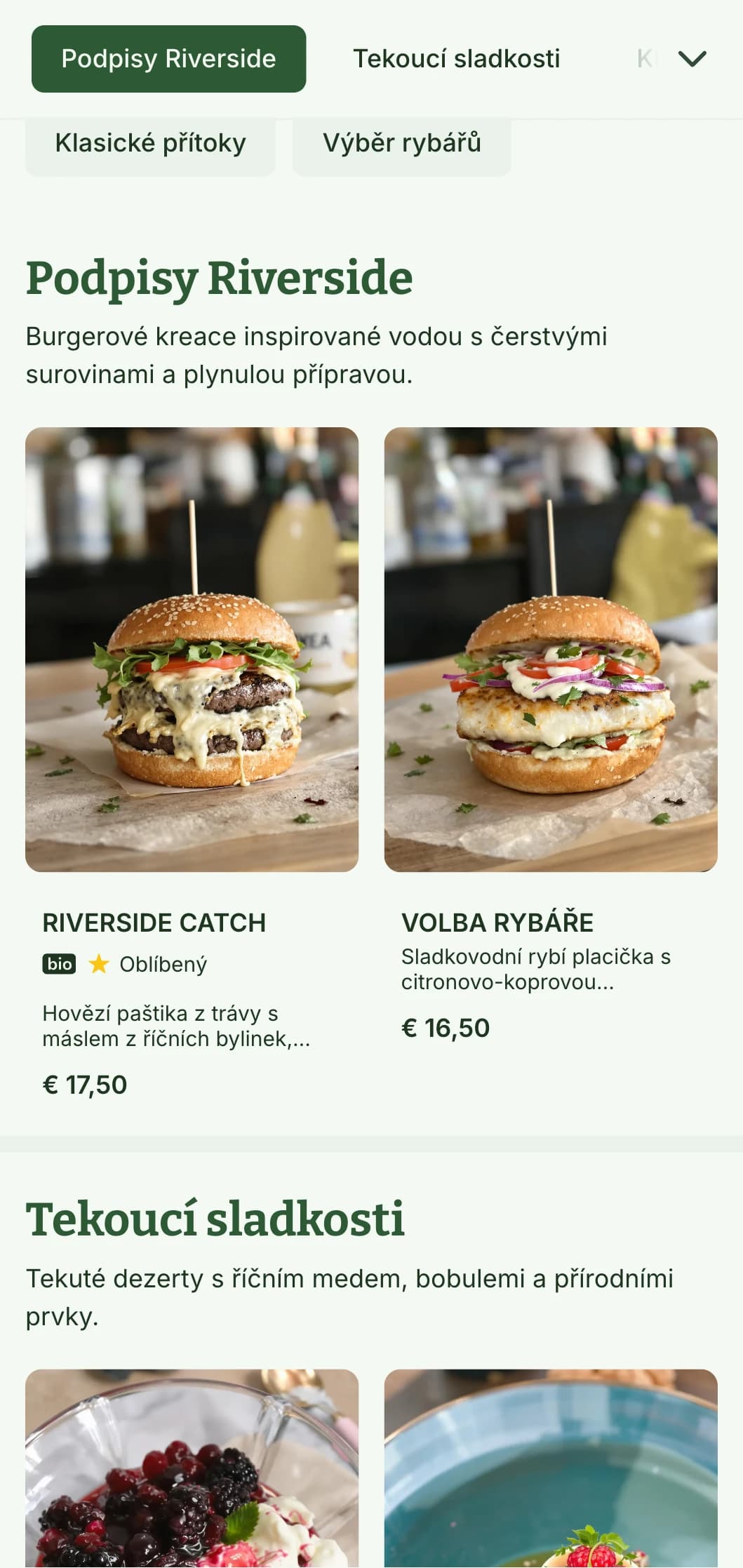 Zážitek z hamburgeru Riverside s vodními prvky a přírodní modrozelenou paletou.