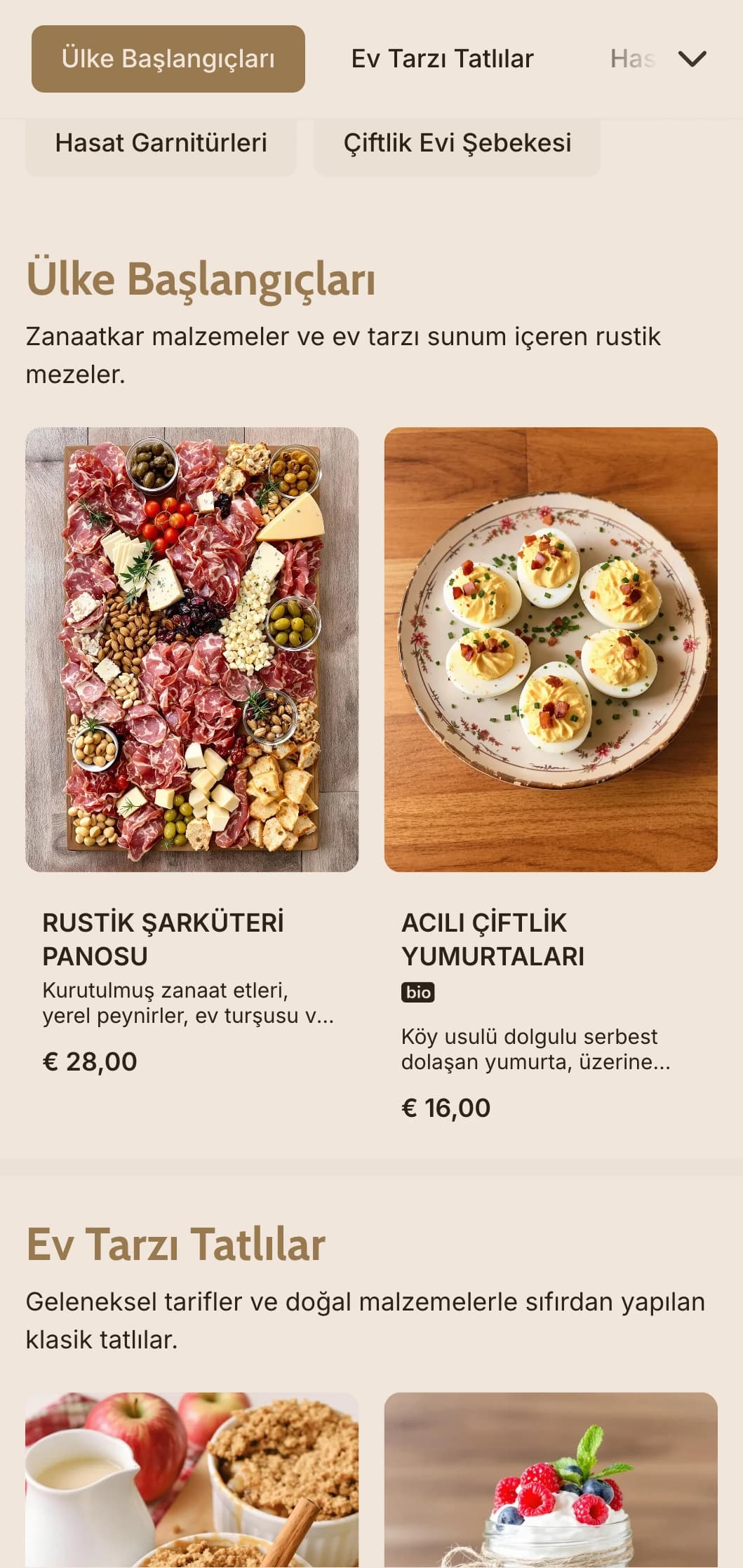 Ahır düğünleri ve kır etkinlikleri için doyurucu yemekler, aile tarzı servis ve rustik sunum içeren sıcak kır esintili catering.