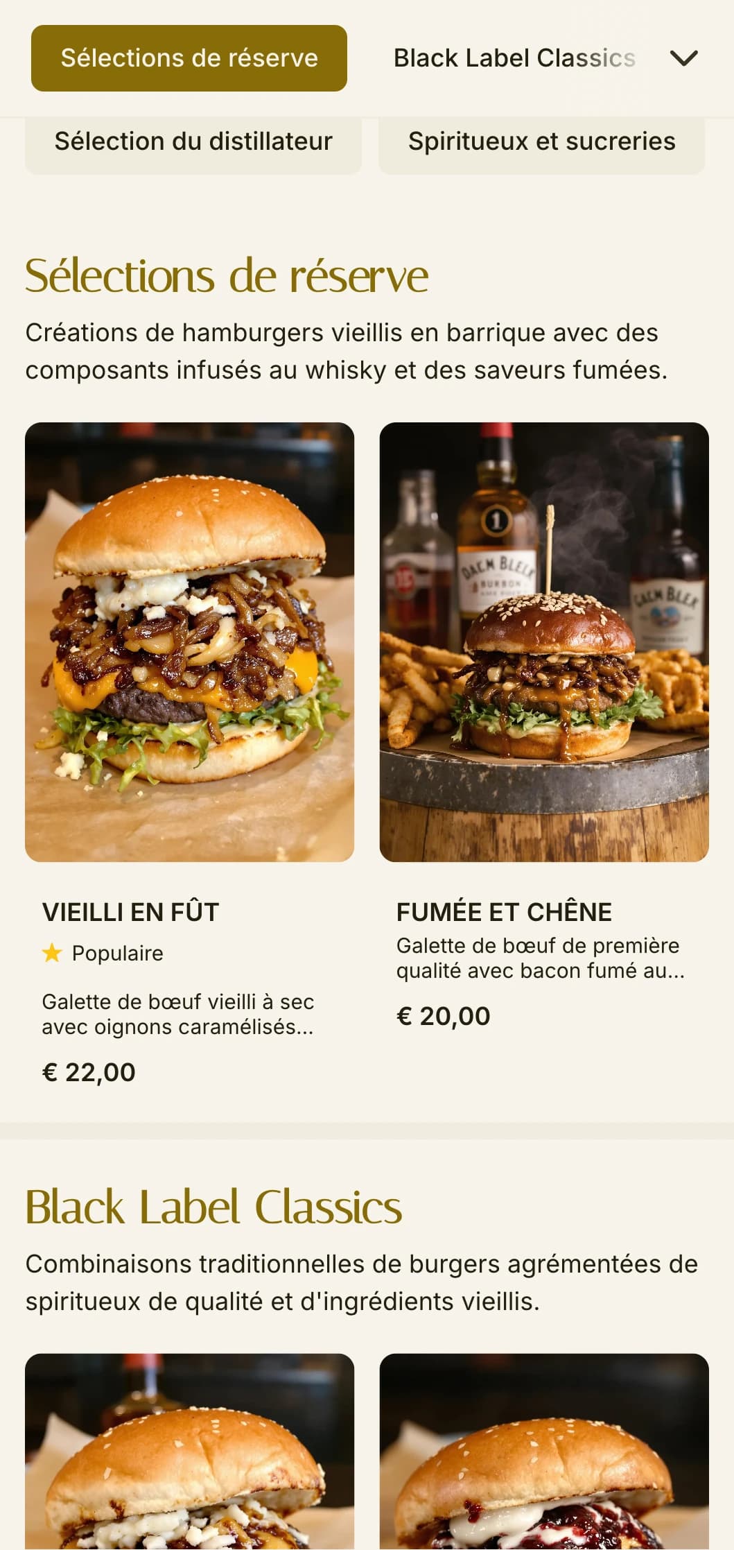 Bar à hamburgers haut de gamme inspiré du whisky, avec des accents de bois sombre et de cuir.