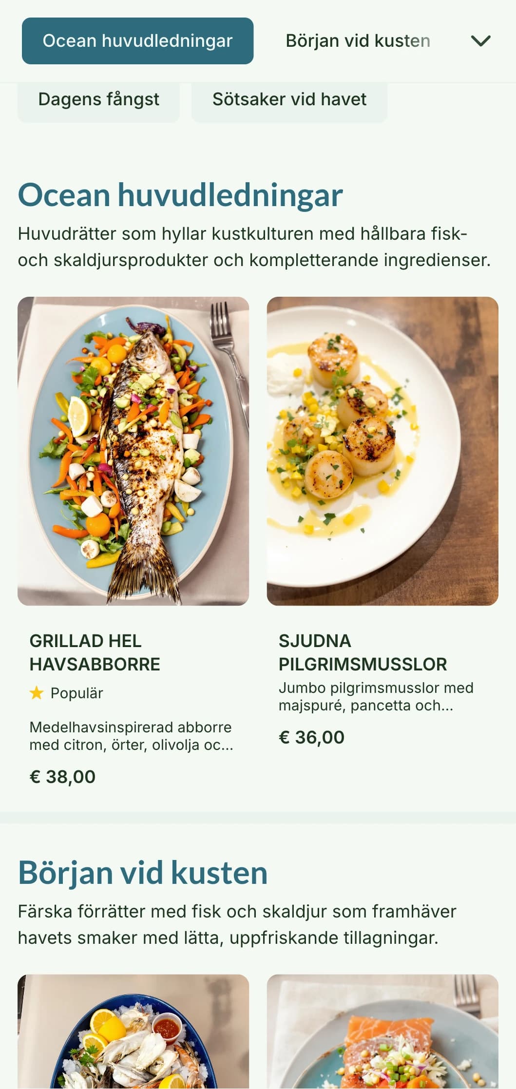 En fräsch och luftig design för middagsmenyer inspirerad av kustlivet, med mjuka blå nyanser och naturliga texturer, perfekt för fisk- och skaldjursrestauranger.