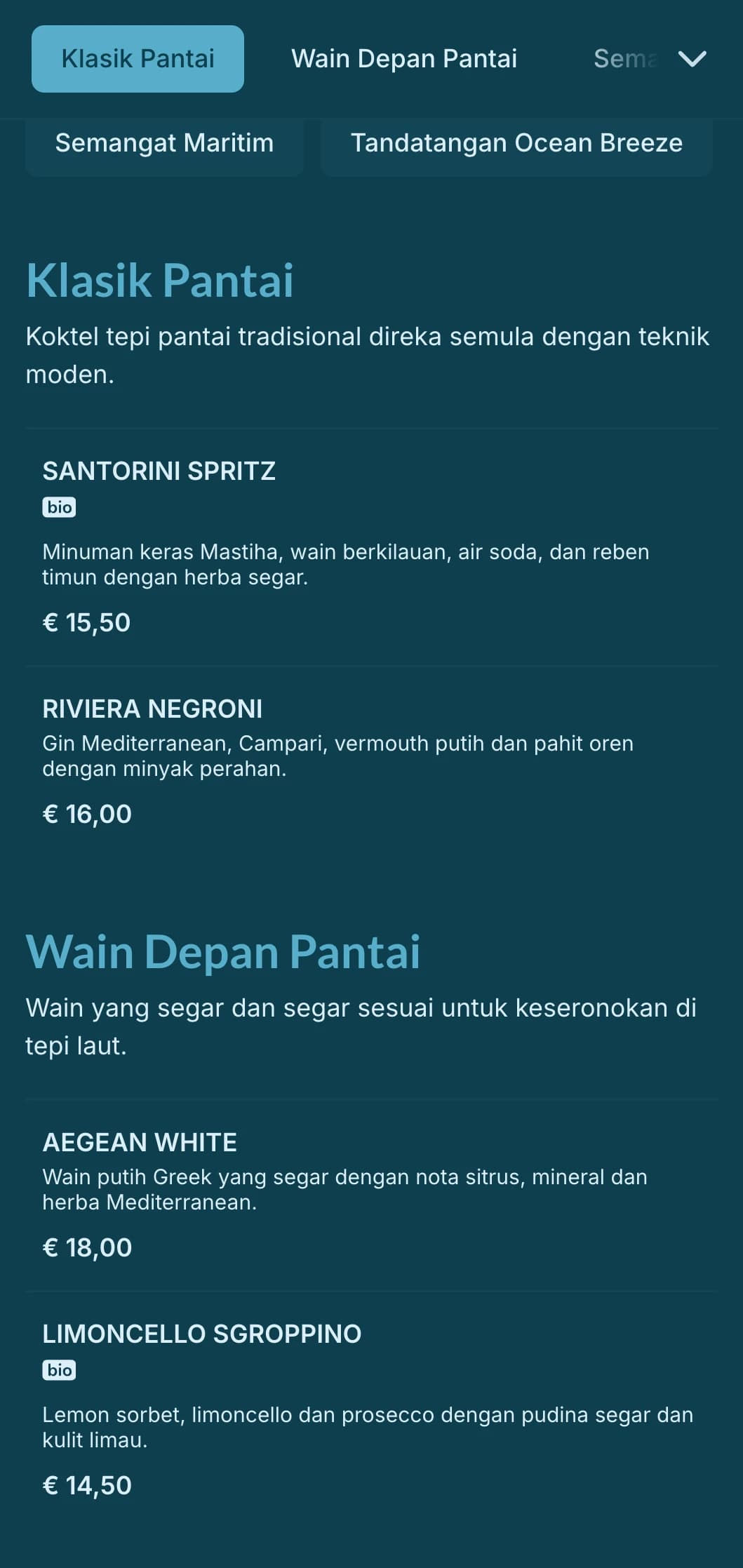 Reka bentuk biru terang dan lapang yang diilhamkan oleh angin laut untuk tempat koktel di tepi pantai.