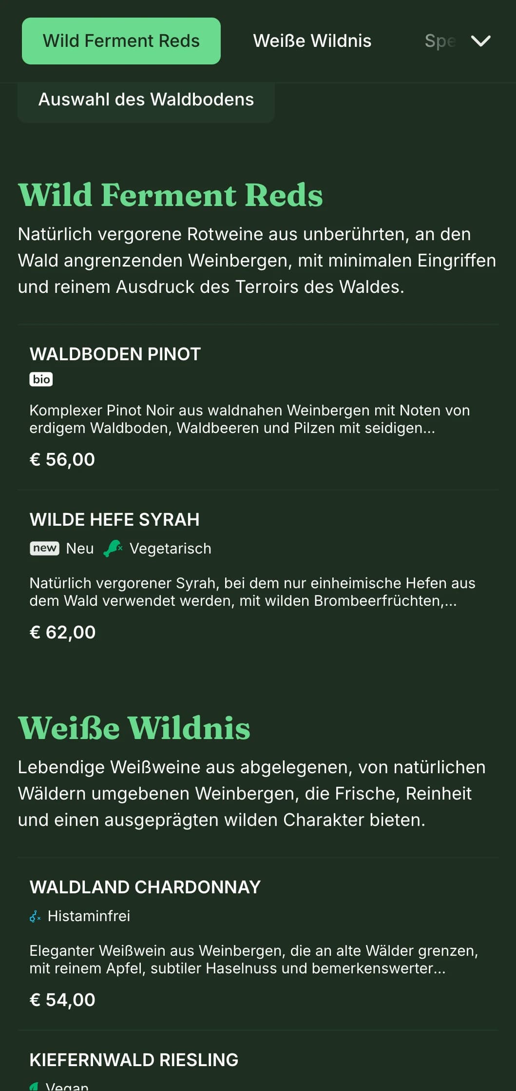 Von der Natur inspirierte dunkle Weinkartenvorlage mit leuchtend grünen Akzenten vor einem Waldhintergrund, perfekt für Waldrestaurants und rustikale Weinbars.