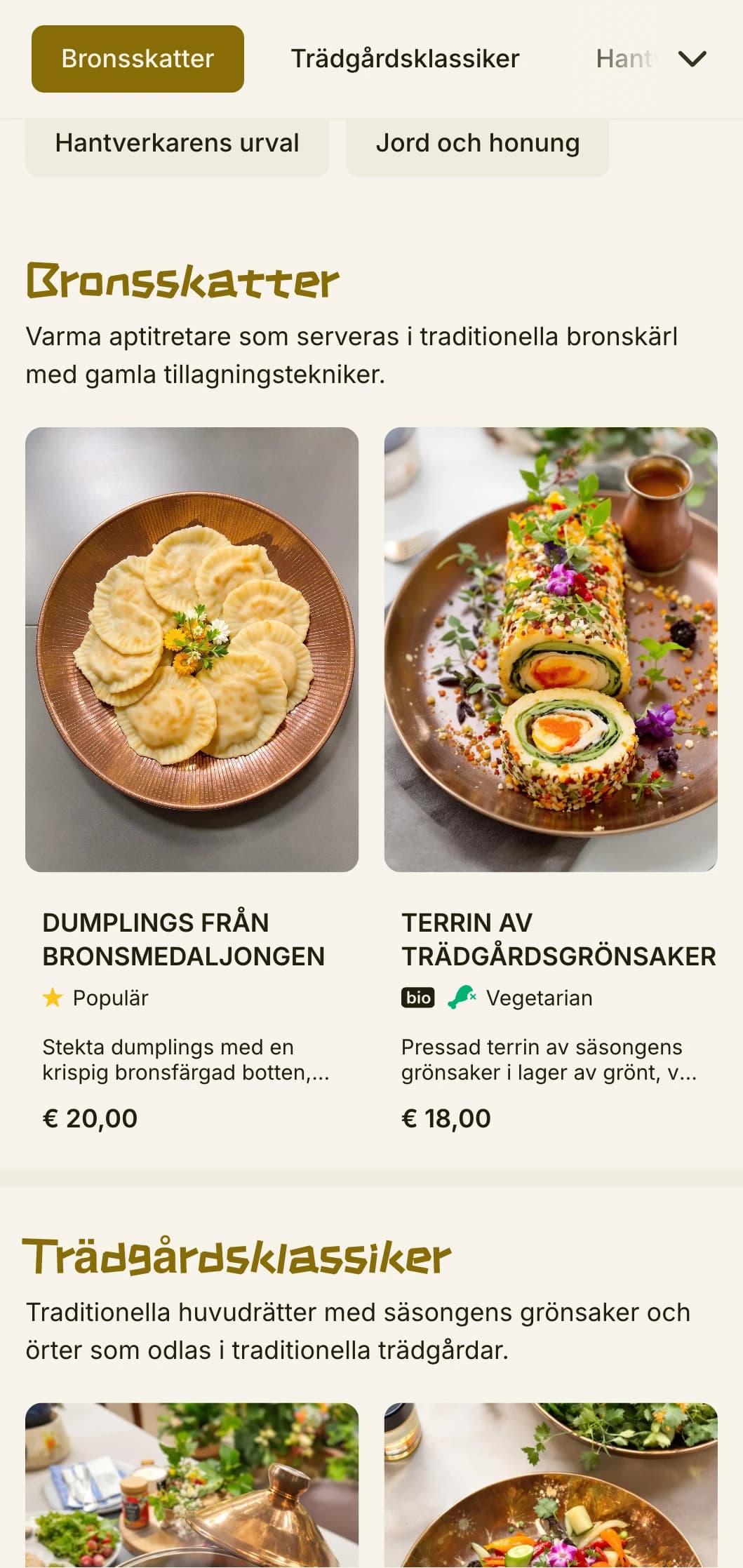 Varm kinesisk menydesign som kombinerar bronsartefakter och trädgårdselement, med jordnära toner för autentisk mat.