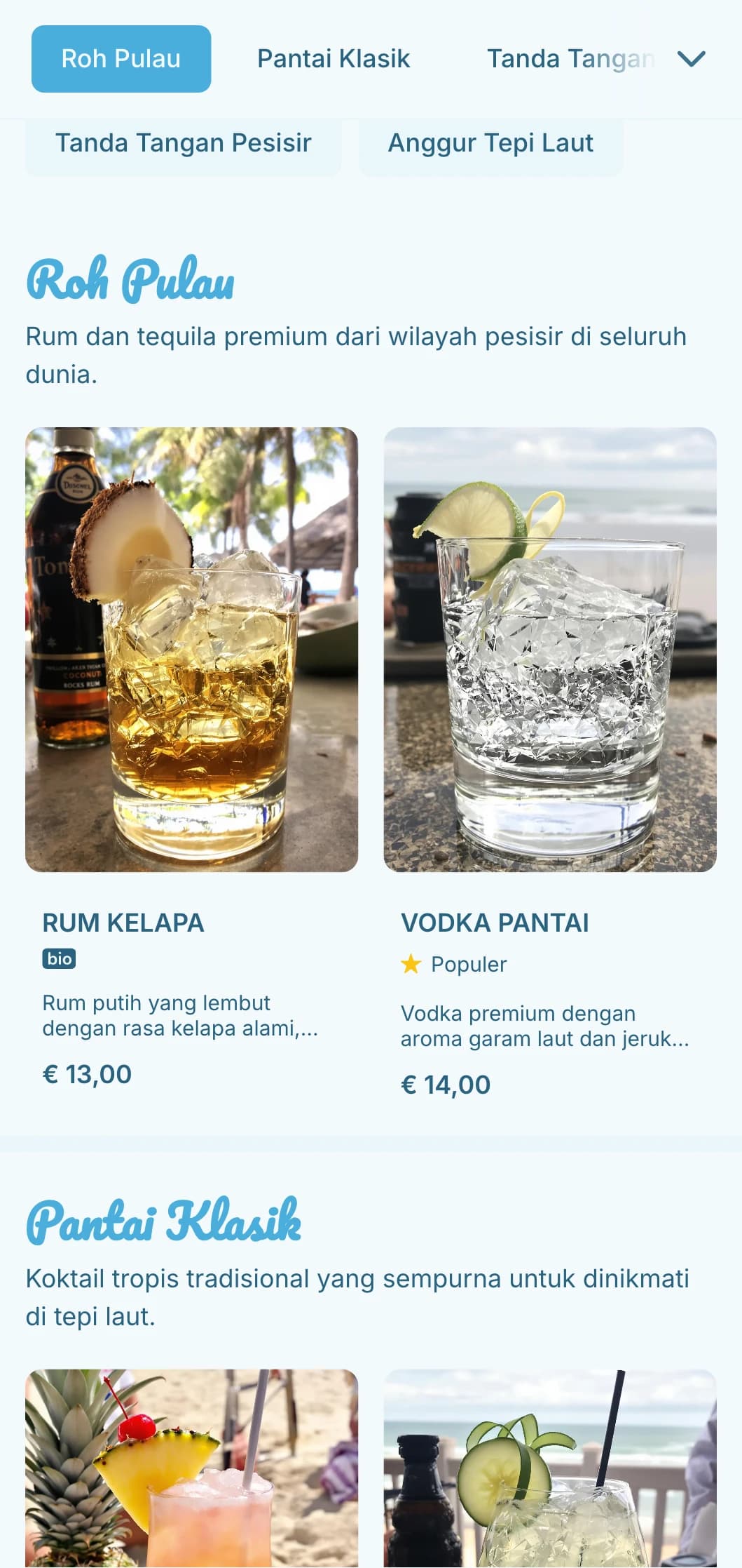 Desain biru yang menyegarkan dengan elemen pesisir untuk bar tepi pantai.