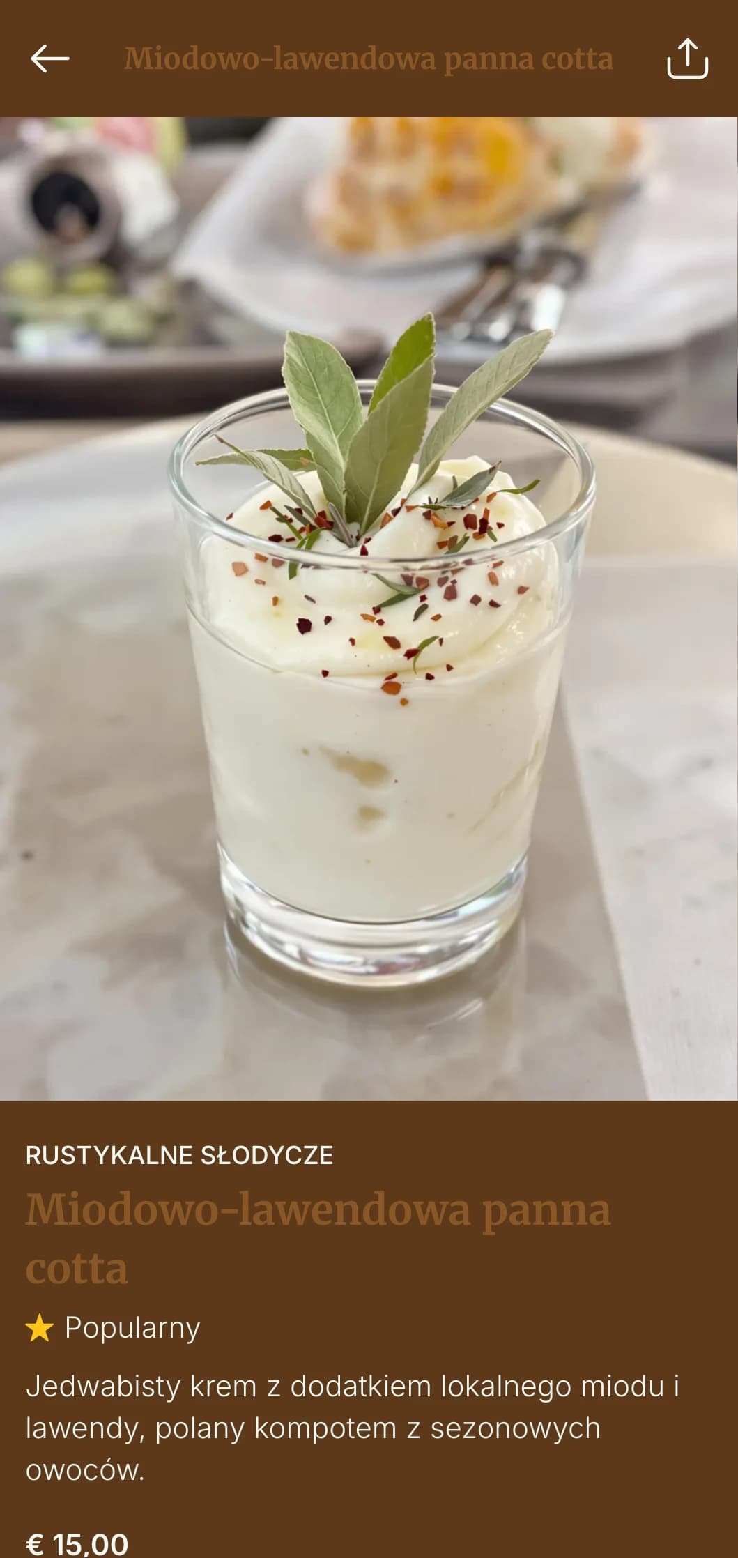 Ciepłe menu obiadowe w odcieniach miedzi i szałwii z naturalnymi teksturami, idealne do lokali typu farm-to-table.