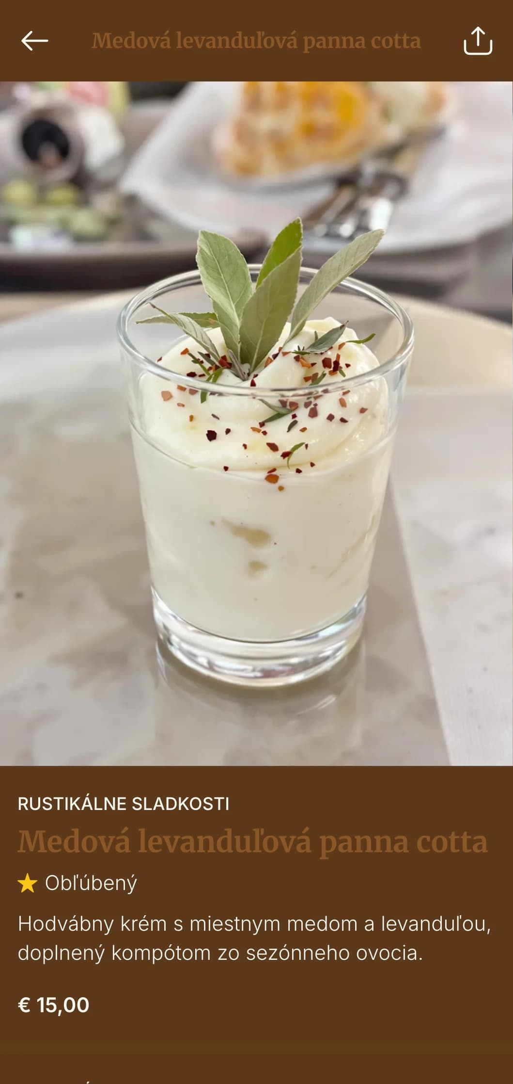 Teplé večerné menu v medených a šalviových tónoch s prírodnými textúrami, ideálne pre zariadenia typu farm-to-table.