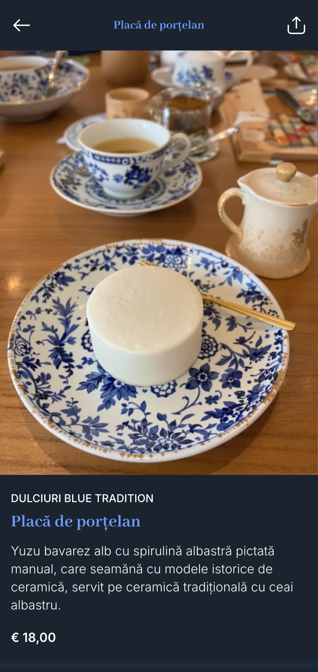 Meniu tradițional japonez de sushi cu albastru cobalt bogat inspirat de ceramica clasică alb-albastră.