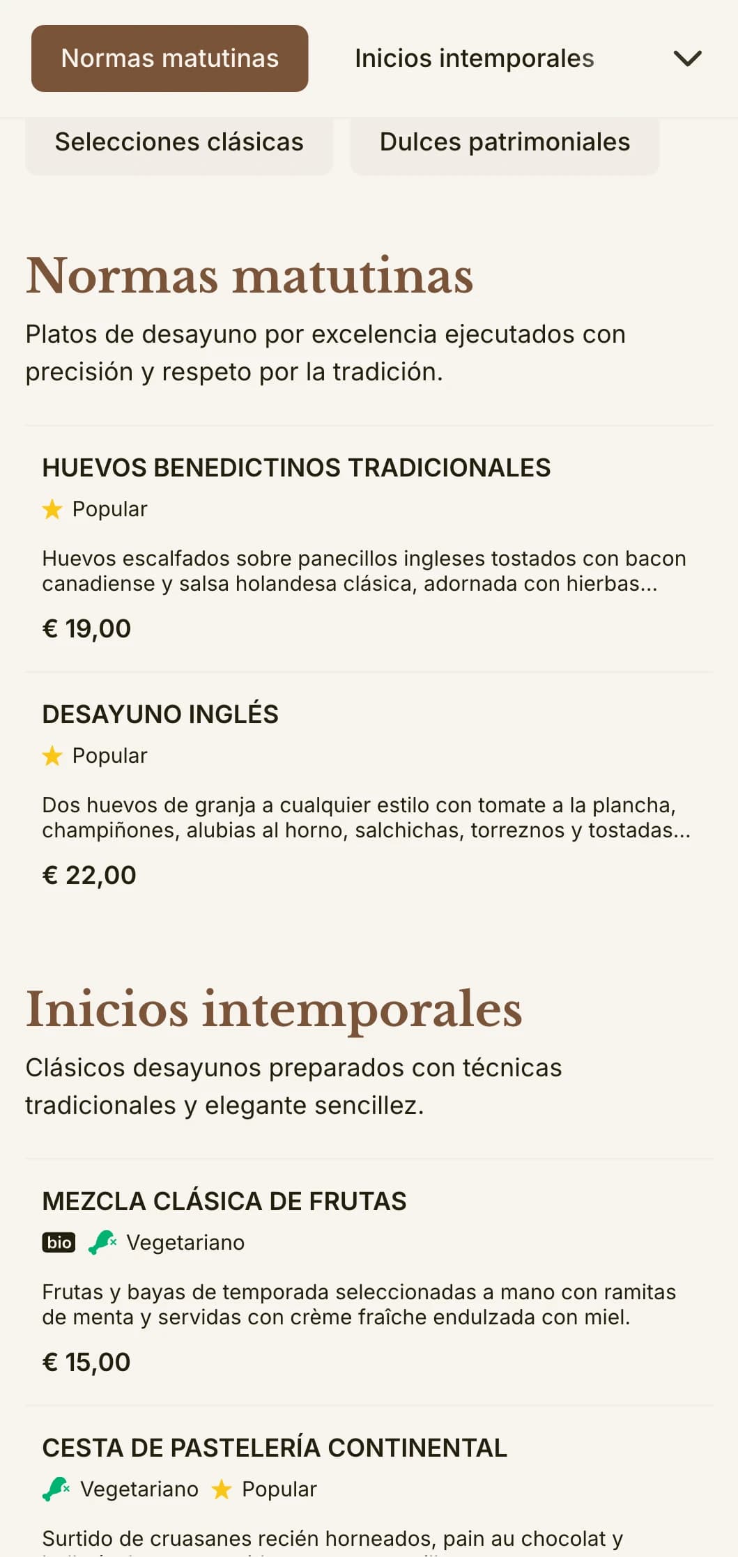 Desayunos atemporales preparados con precisión y esmero, presentados de forma elegante y tradicional.