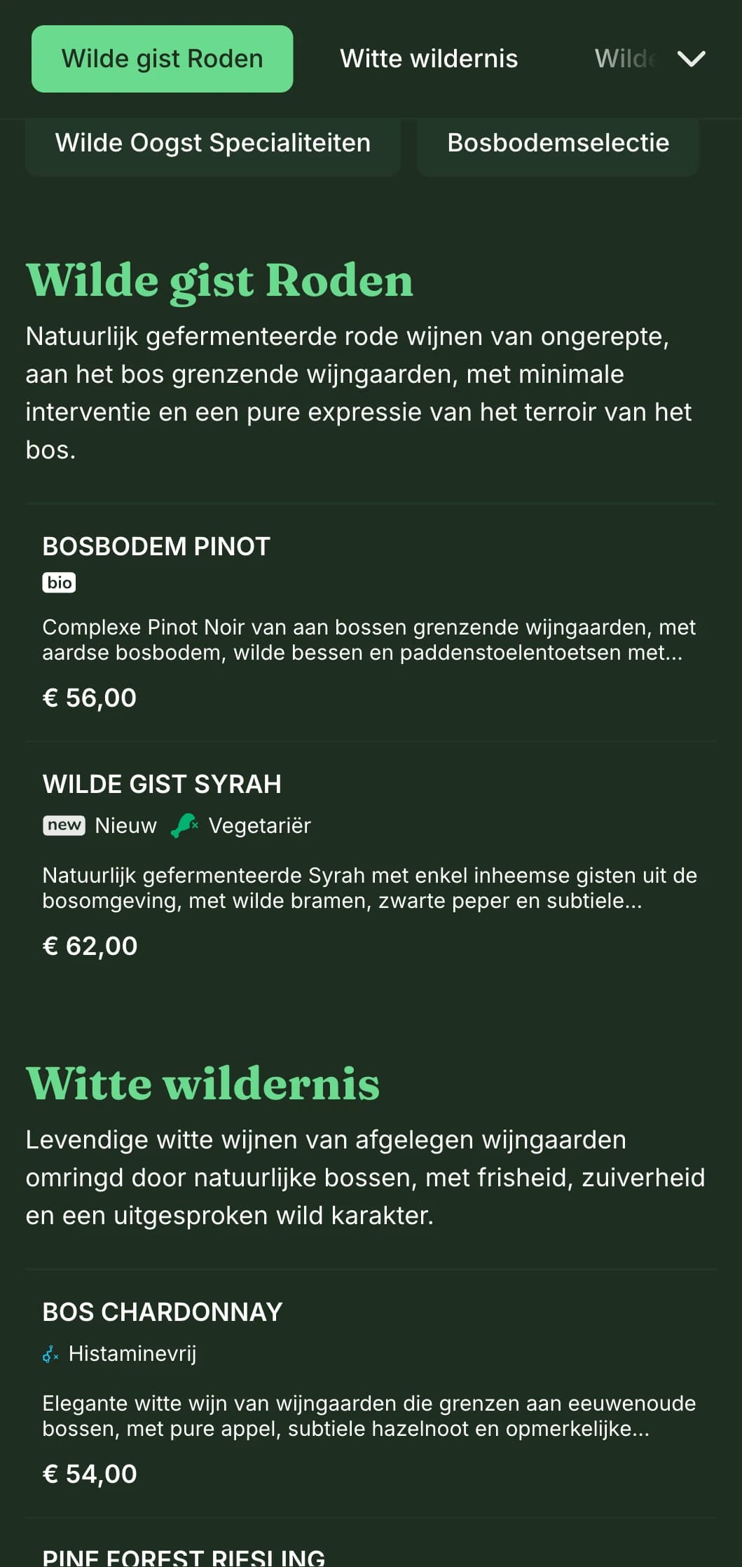 Op de natuur geïnspireerd sjabloon voor donkere wijnkaart met levendige groene accenten tegen een bosachtige achtergrond, perfect voor bosrestaurants en rustieke wijnbars.