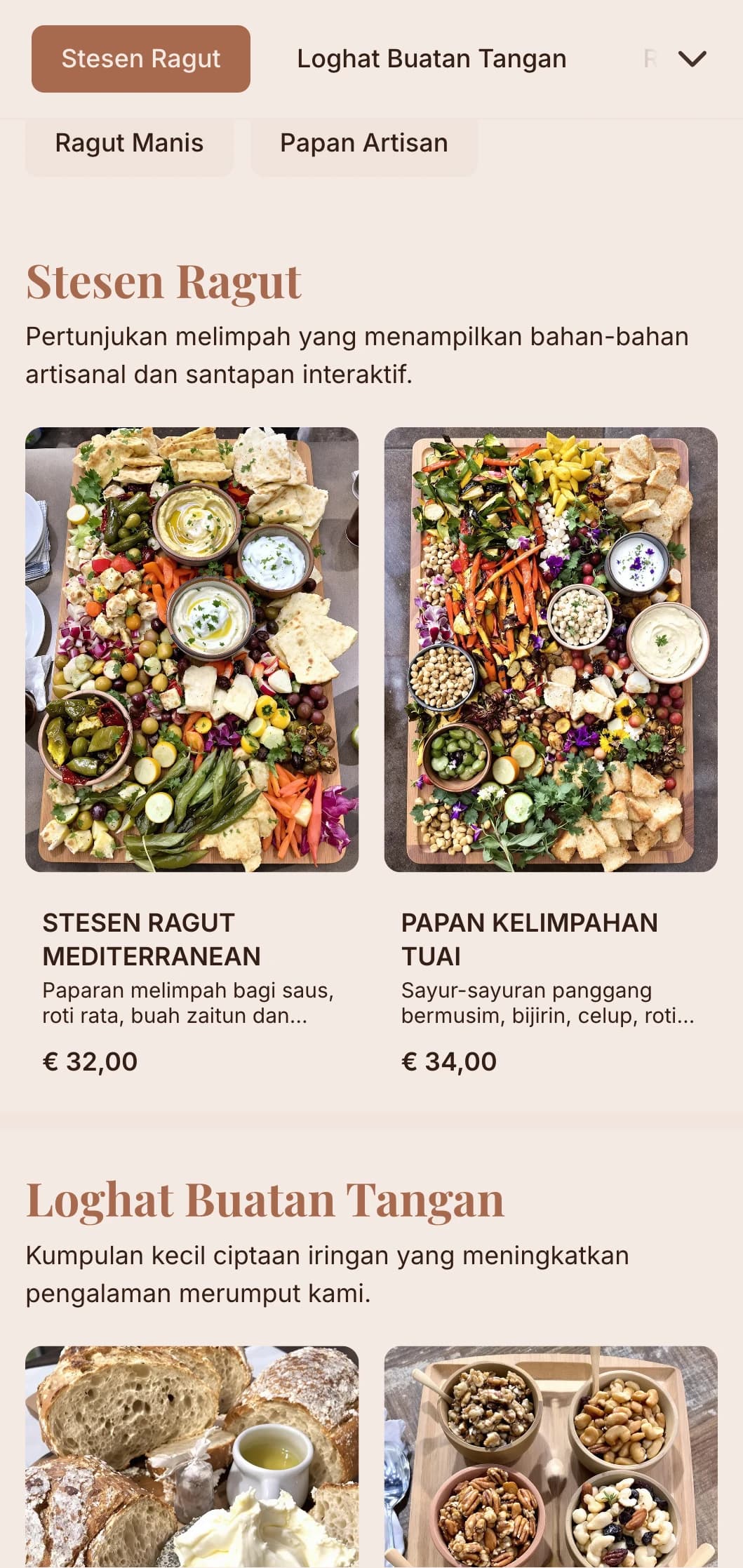 Meja ragut dan papan kreatif yang menampilkan keju artisanal, daging diawetkan dan iringan buatan tangan untuk perhimpunan sosial.