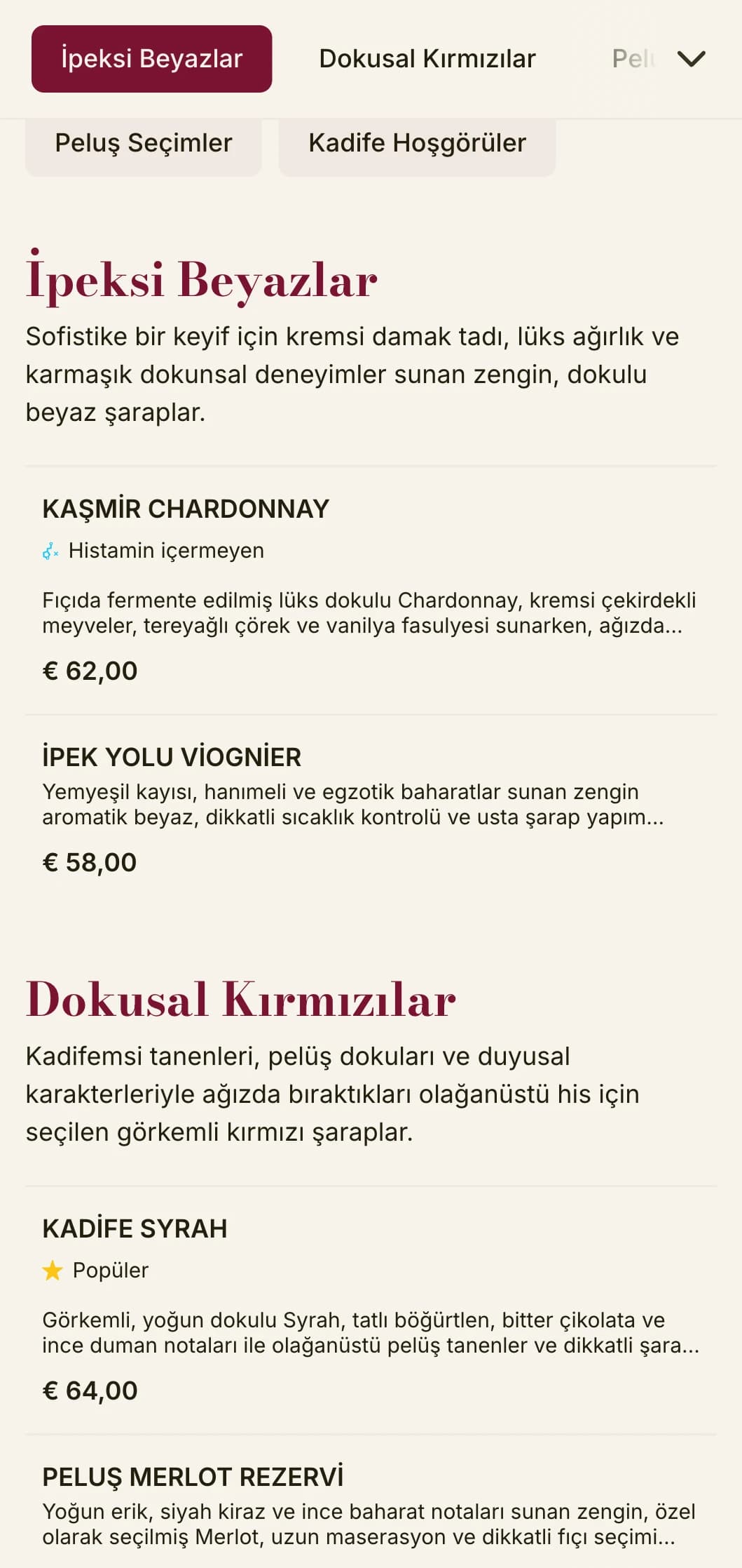 Koyu kırmızı kadife vurgular ve lüks unsurlar içeren zengin dokulu şarap listesi şablonu, lüks şarap mahzenleri ve samimi yemek mekanları için idealdir.