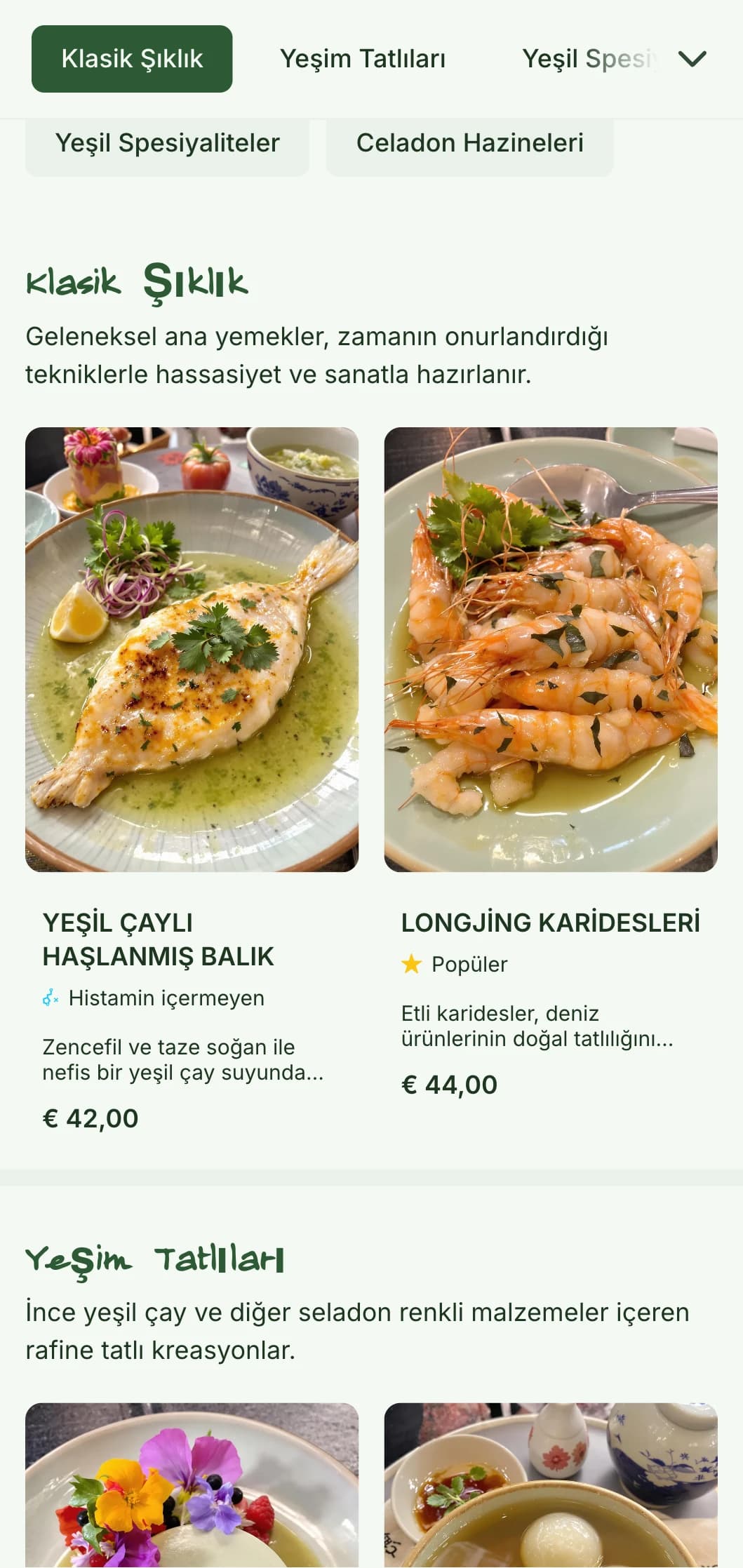 Sofistike yemek deneyimleri için zarif desenlerle seladon çömleklerinden esinlenen rafine Çin menüsü tasarımı.