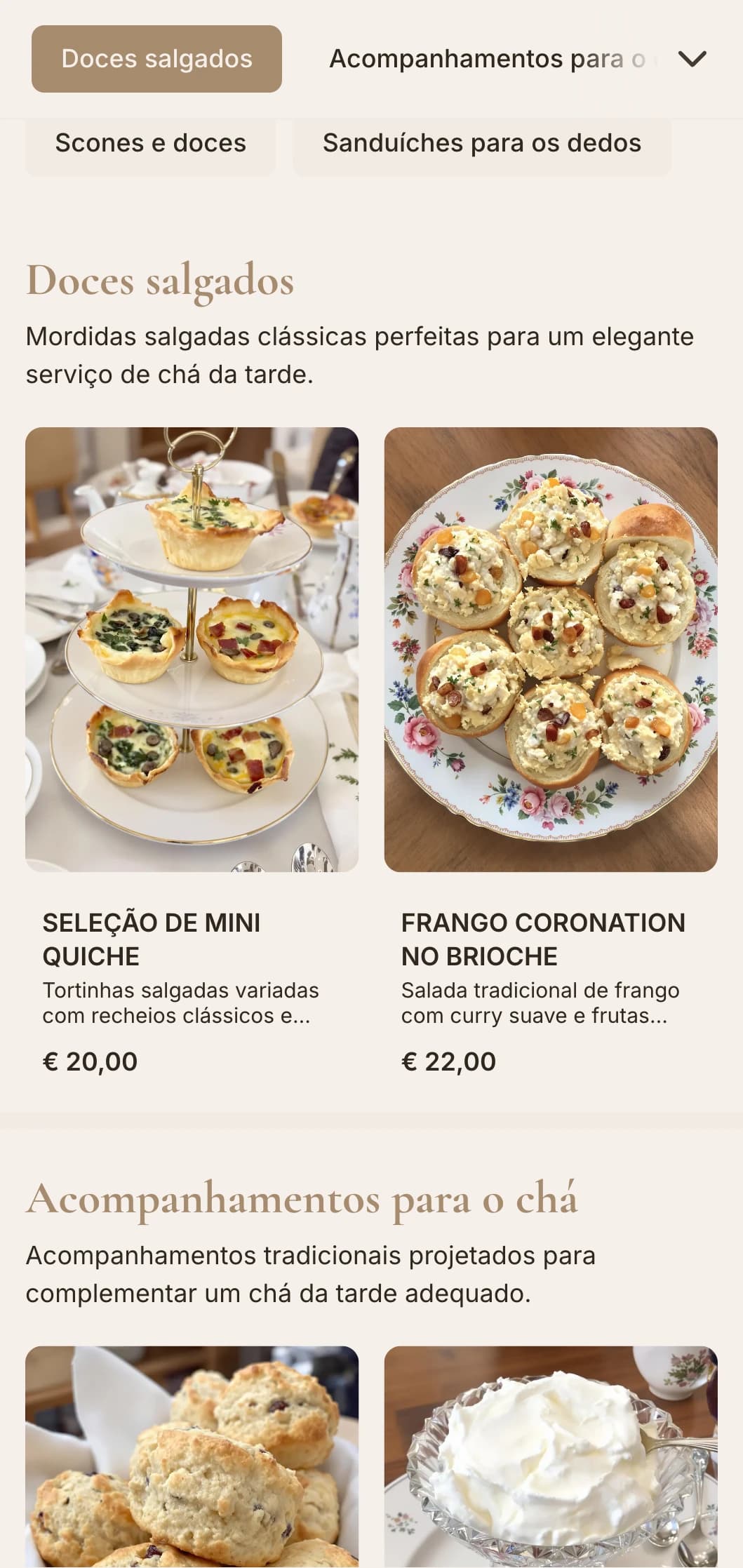 Serviço de chá tradicional refinado com sanduíches, scones e petit fours com apresentação clássica para reuniões elegantes à tarde.
