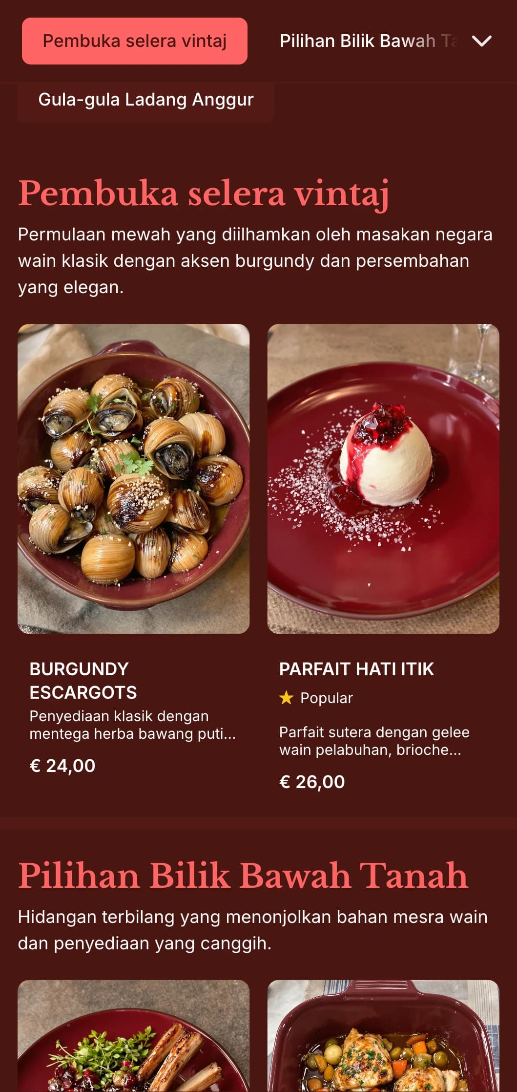 Menu makan malam yang kaya dengan inspirasi wain dengan rona burgundy dalam dan unsur vintaj, direka untuk pertubuhan dengan program wain yang meluas.