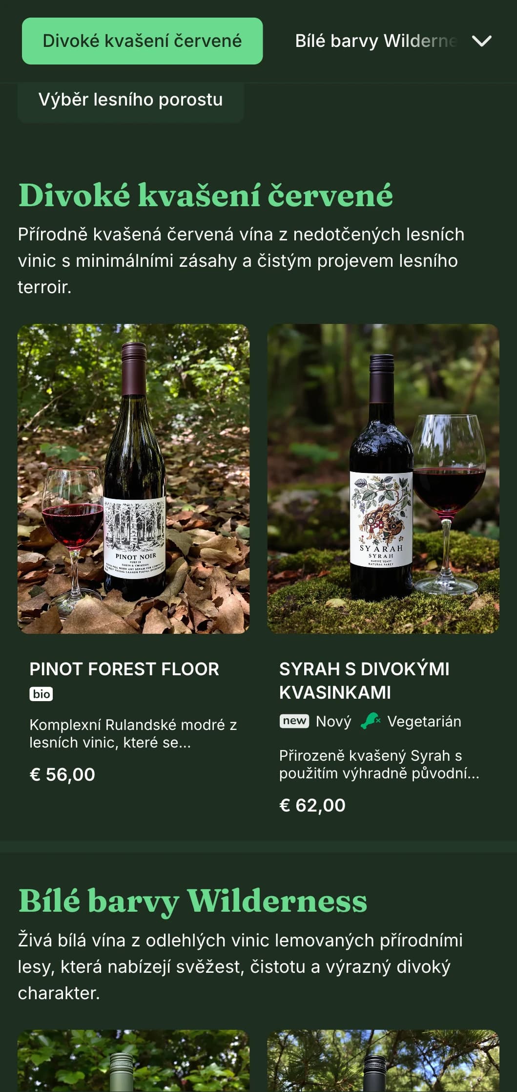 Přírodou inspirovaná šablona tmavého vinného lístku s živými zelenými akcenty na lesním pozadí, ideální pro lesní restaurace a rustikální vinárny.