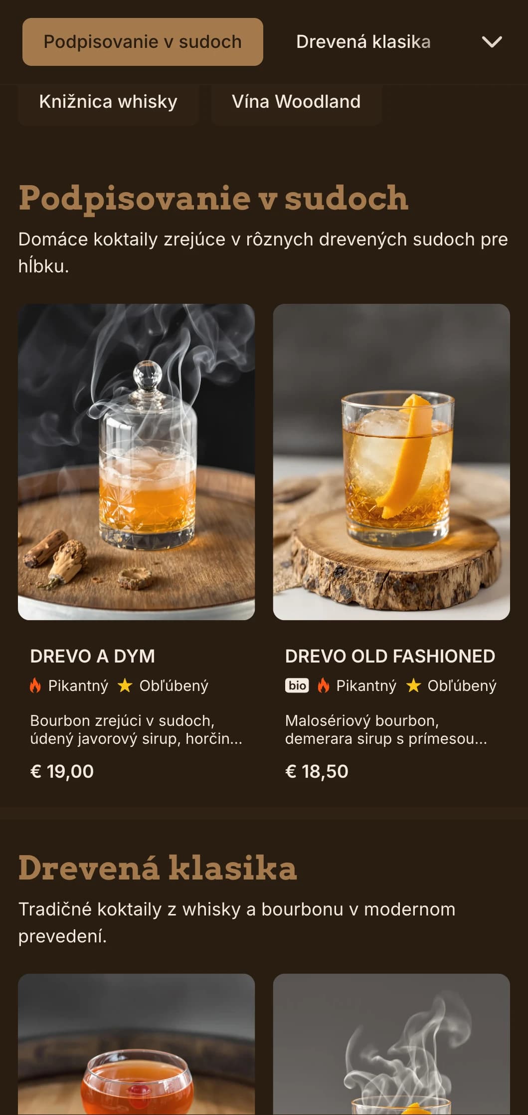 Bohatý dizajn inšpirovaný drevom zvýrazňuje koktaily a whisky pripravované v sudoch.