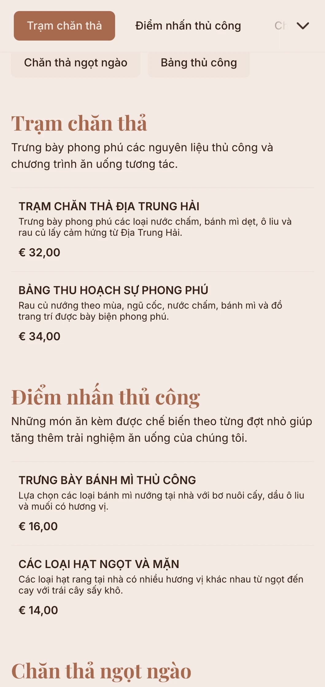 Bàn ăn sáng tạo với các loại pho mát thủ công, thịt xông khói và đồ ăn kèm thủ công cho các buổi tụ họp xã hội.