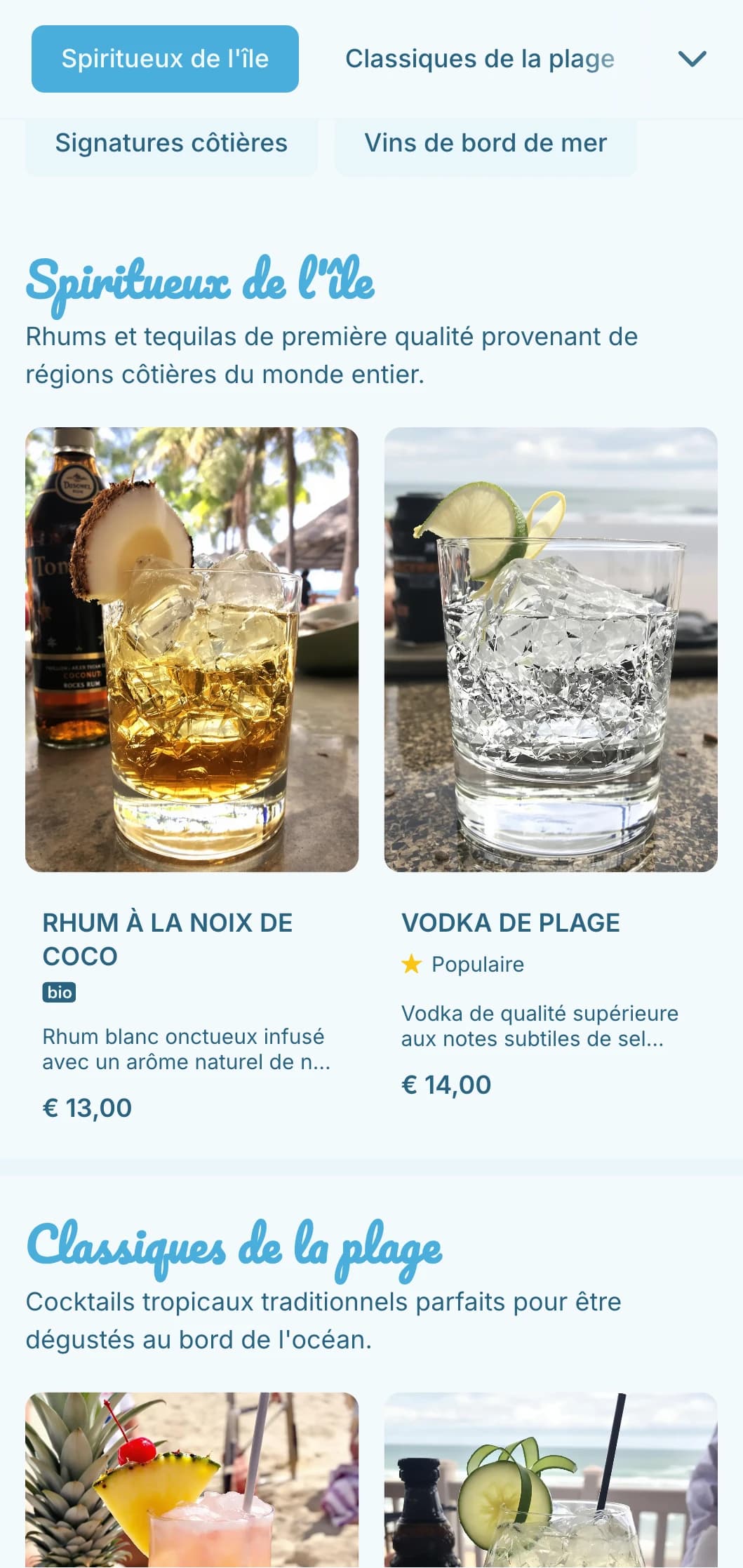 Design bleu rafraîchissant avec des éléments côtiers pour les bars de bord de mer.