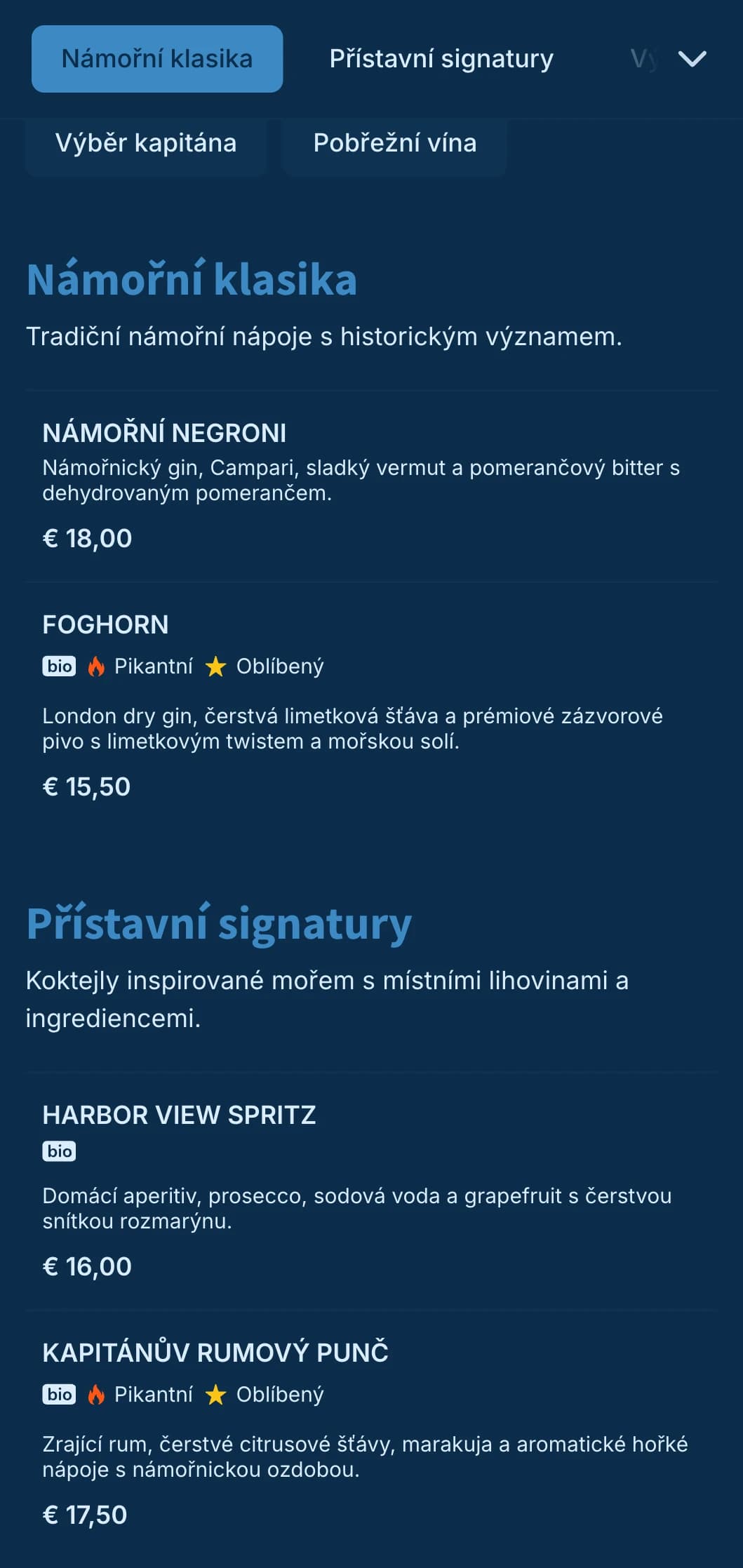 Námořnický modrý design s jemnými námořními prvky pro koktejlové bary na nábřeží.