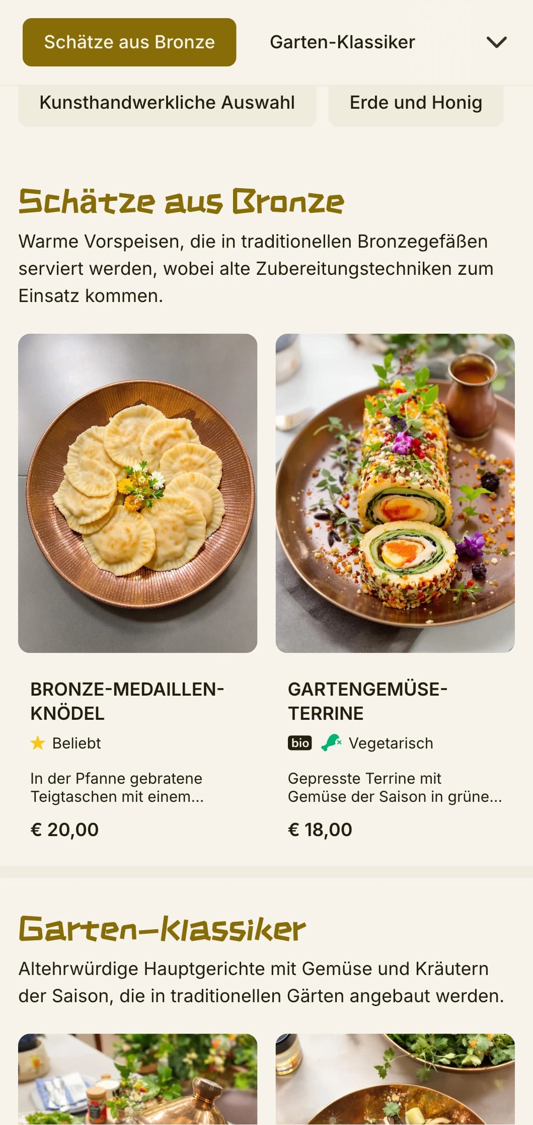Warmes chinesisches Menüdesign, das Bronze-Artefakte und Gartenelemente mit Erdtönen für eine authentische Küche kombiniert.