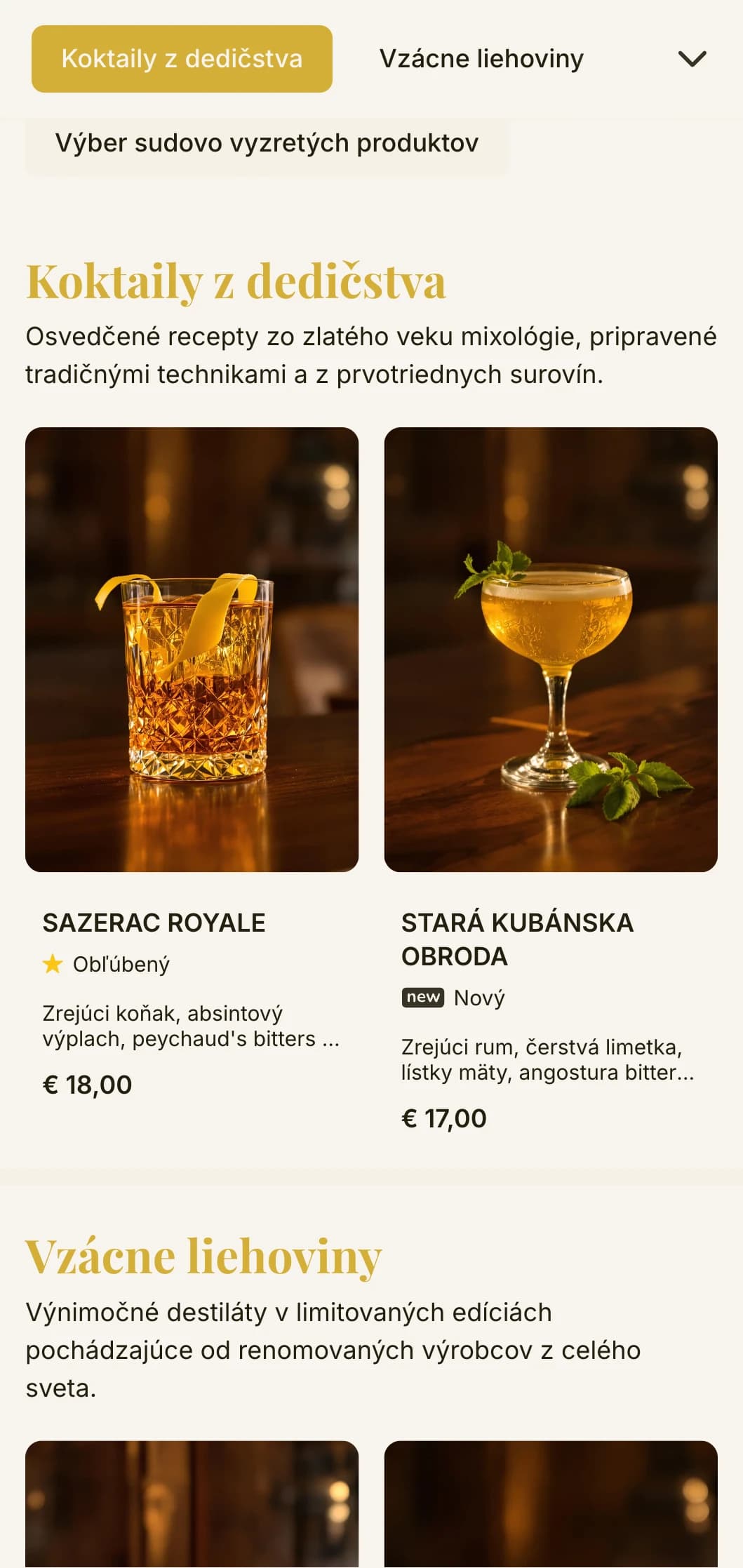 Klasický dizajn barového menu evokujúci zlatý vek koktailov s vintage typografiou a elegantnými zlatými akcentmi na krémovom pozadí.