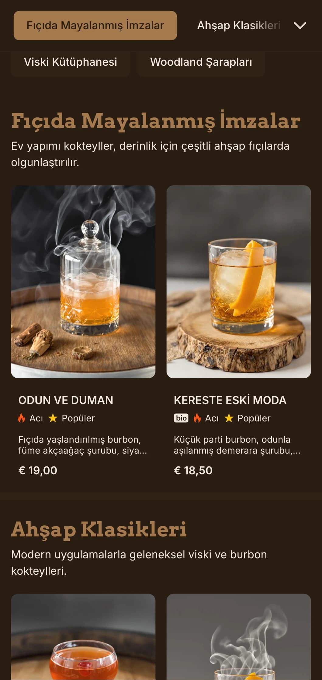 Zengin ahşap esintili tasarım, fıçıda yaşlandırılmış kokteylleri ve viskiyi öne çıkarıyor.