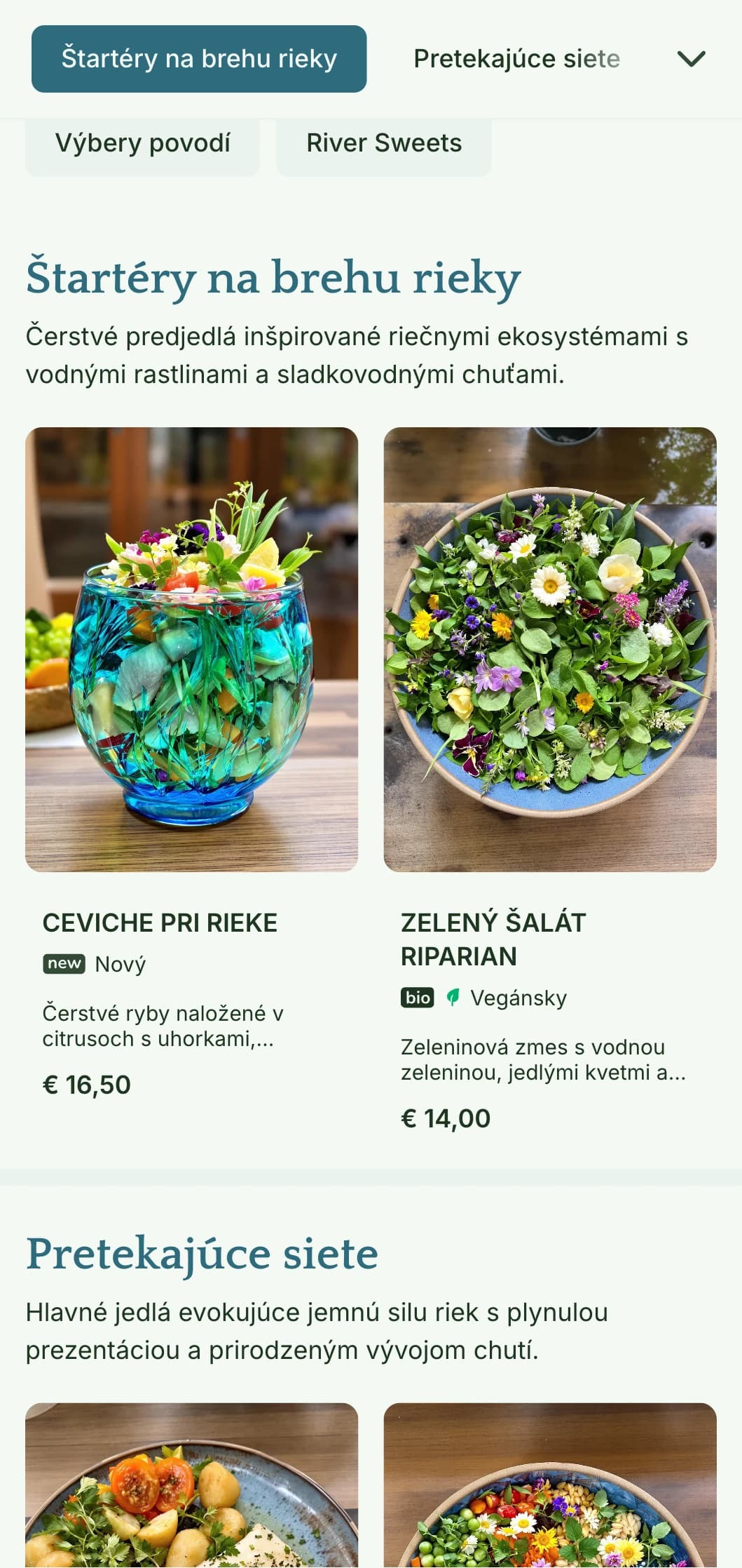 Pokojný, vodou inšpirovaný dizajn obedového menu s plynulými prvkami a chladnými tónmi, ideálny pre reštaurácie s výhľadom na rieku alebo na miestach pri vode.