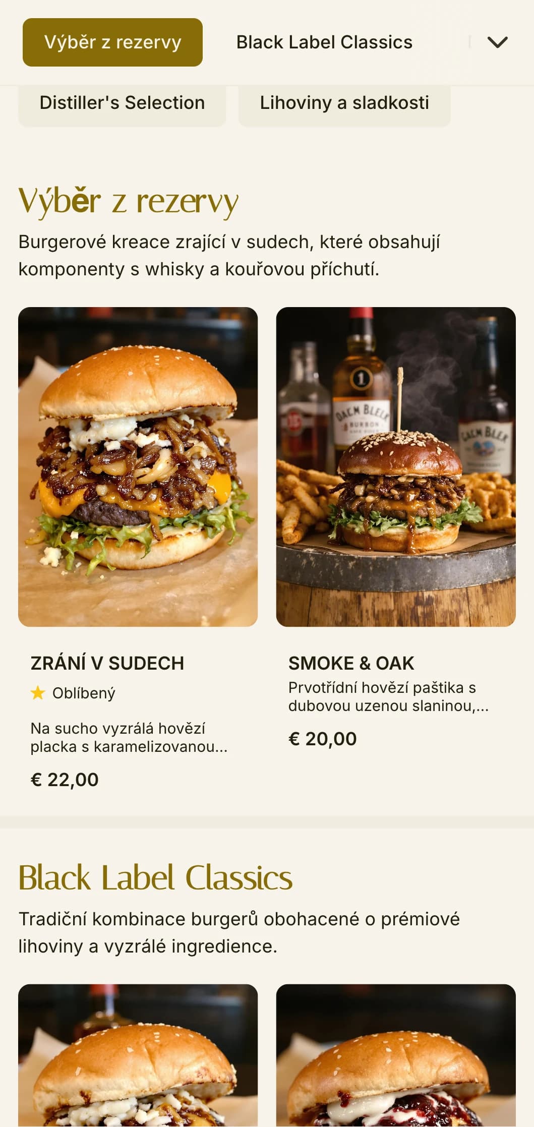 Prémiový burger bar inspirovaný whisky s tmavým dřevem a koženými akcenty.