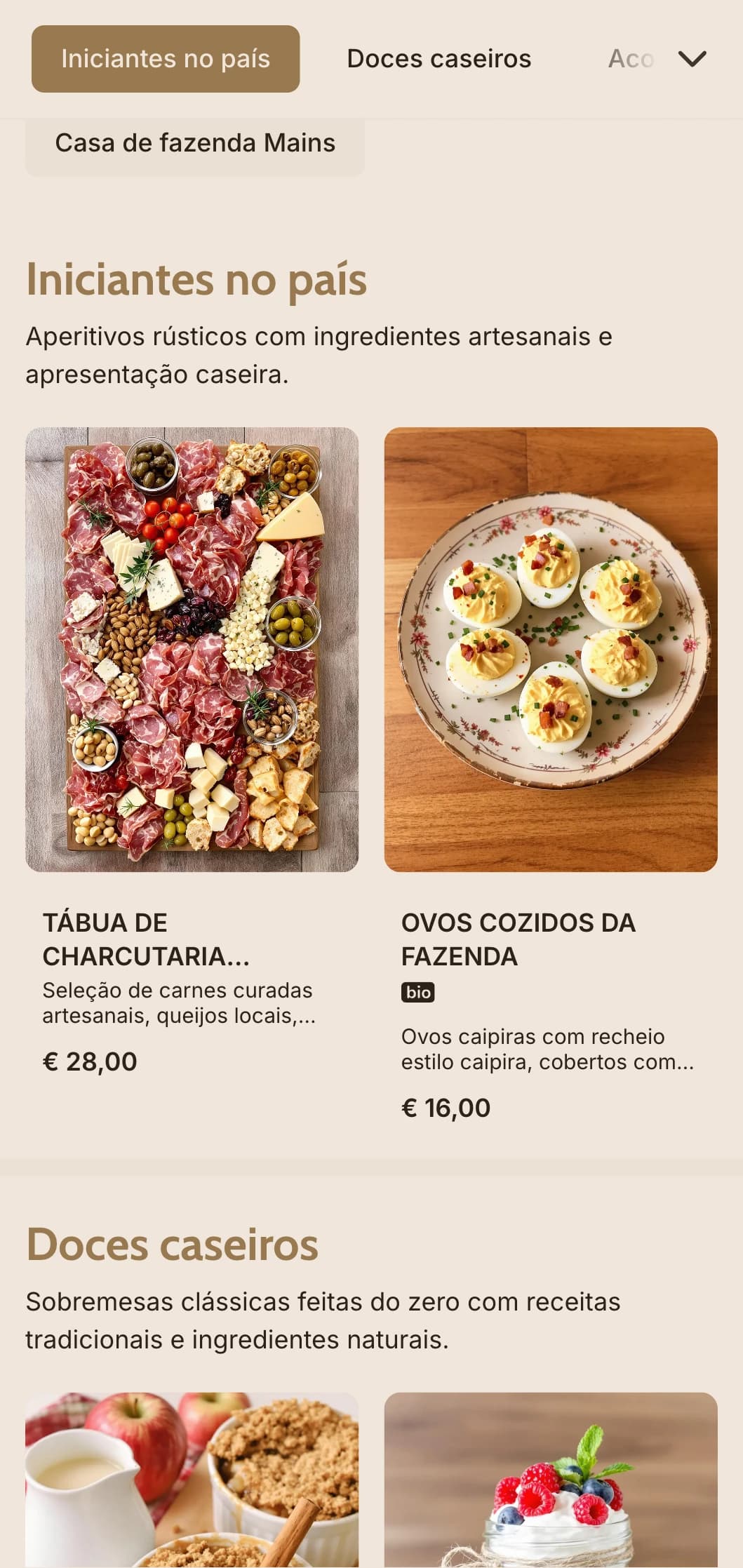 Serviço de bufê caloroso inspirado no campo, com pratos fartos, serviço em estilo familiar e apresentação rústica para casamentos em celeiros e eventos no campo.