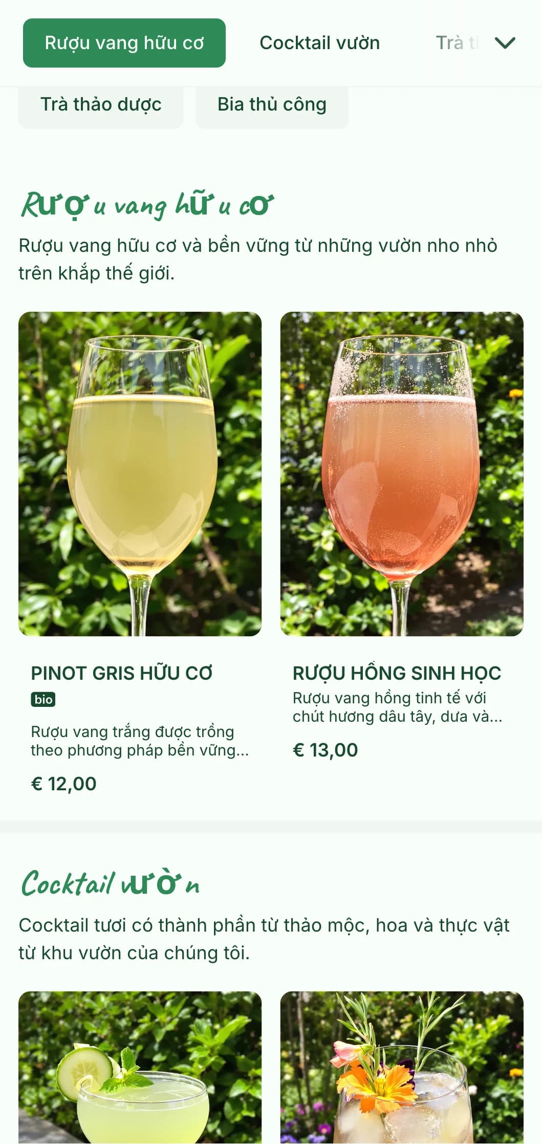 Thiết kế theo chủ đề xanh tươi với các yếu tố thực vật cho quầy bar và sân hiên ngoài vườn.