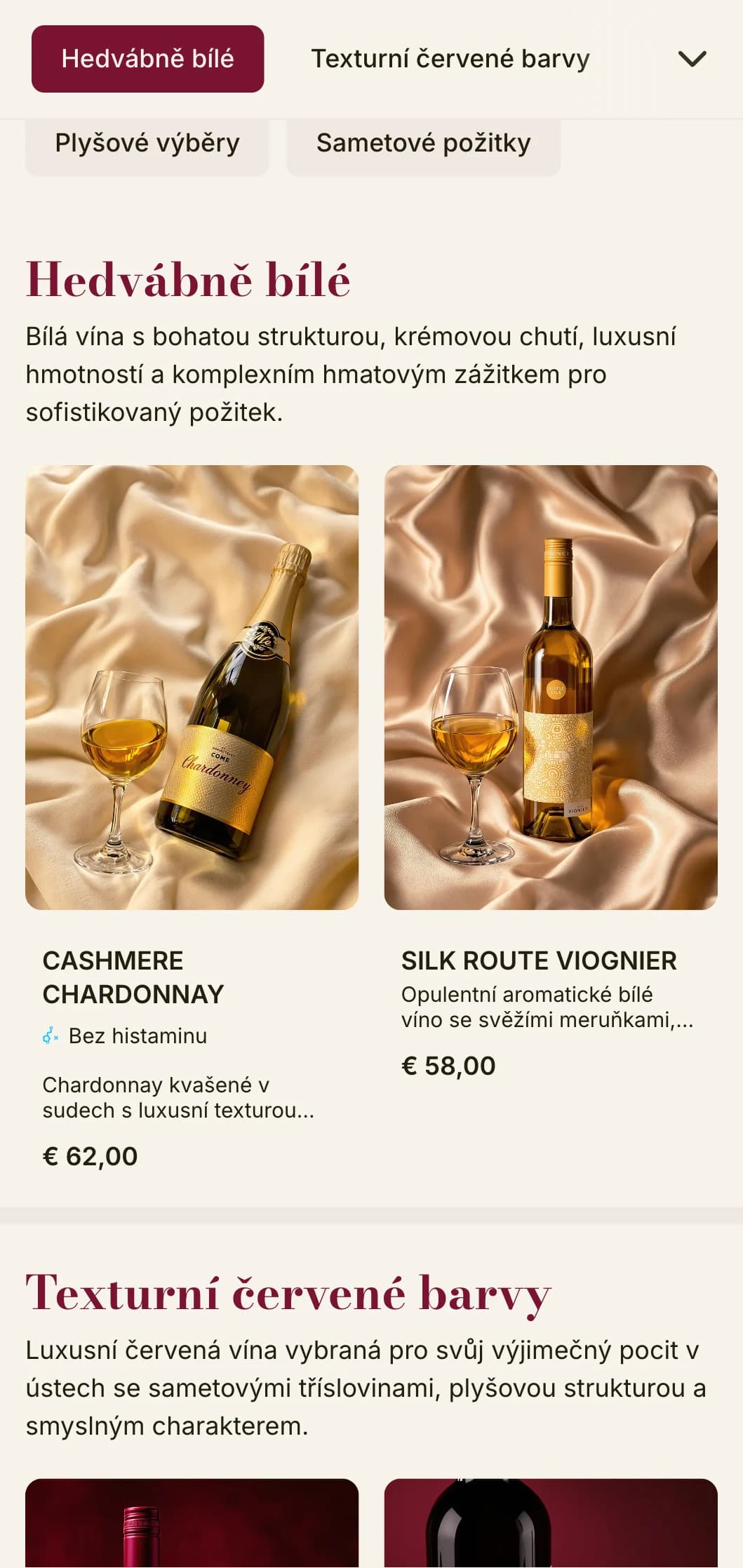 Bohatě strukturovaná šablona vinného lístku s tmavě červenými sametovými akcenty a luxusními prvky, ideální pro luxusní vinné sklepy a intimní restaurace.