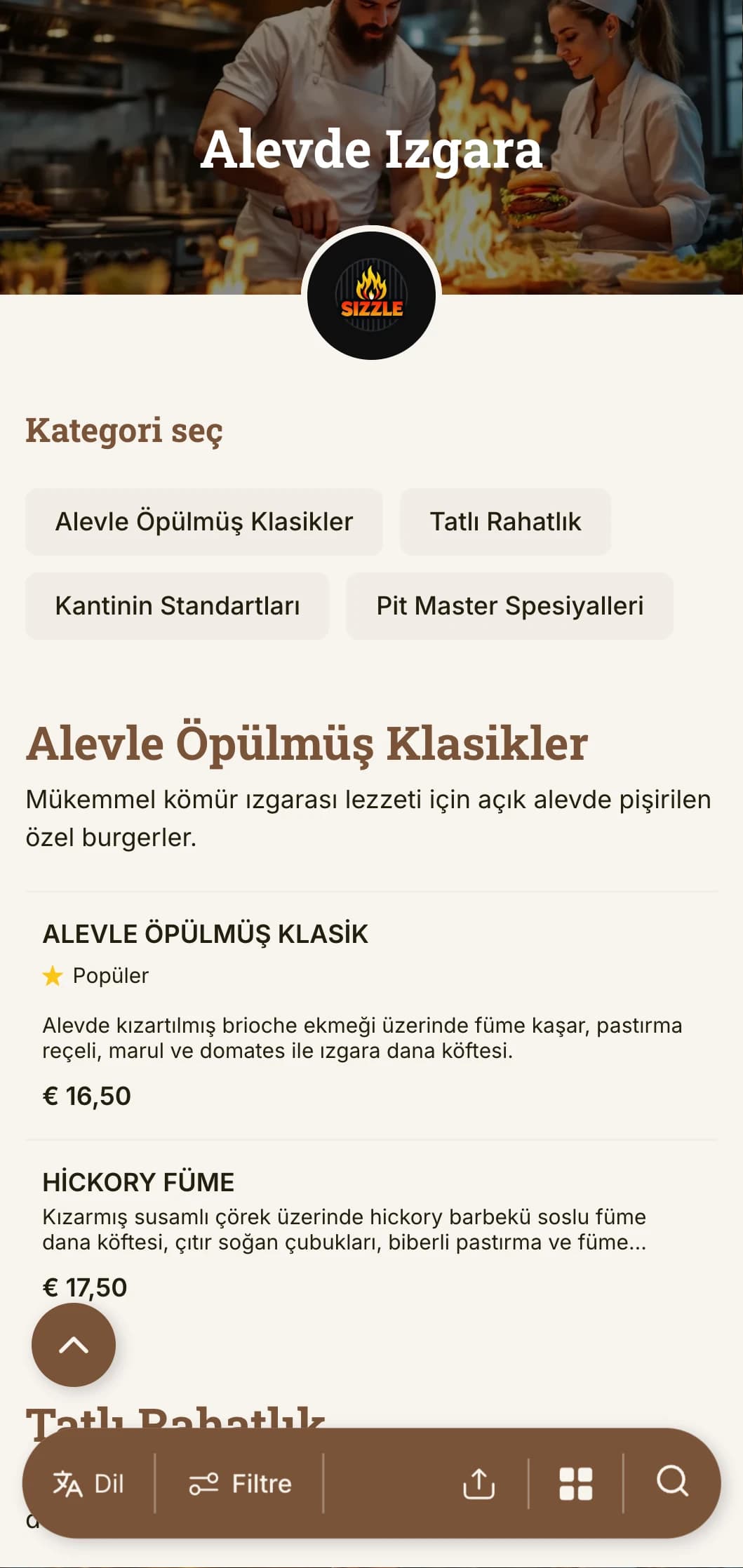 Otantik kömürde ızgara burger deneyimi için sıcak ahşap tonları ve alev vurguları içeren cesur ızgara odaklı tasarım.