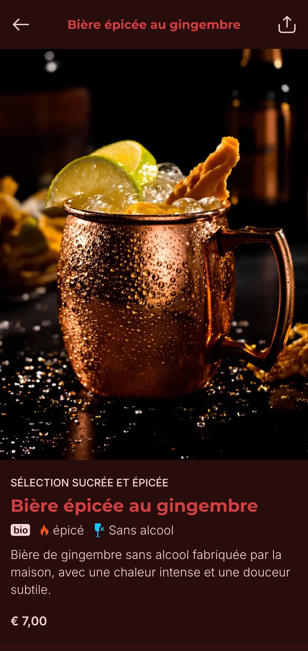 Design dramatique bleu et rouge avec des éléments de glace et de flammes pour les bars à cocktails à thème.